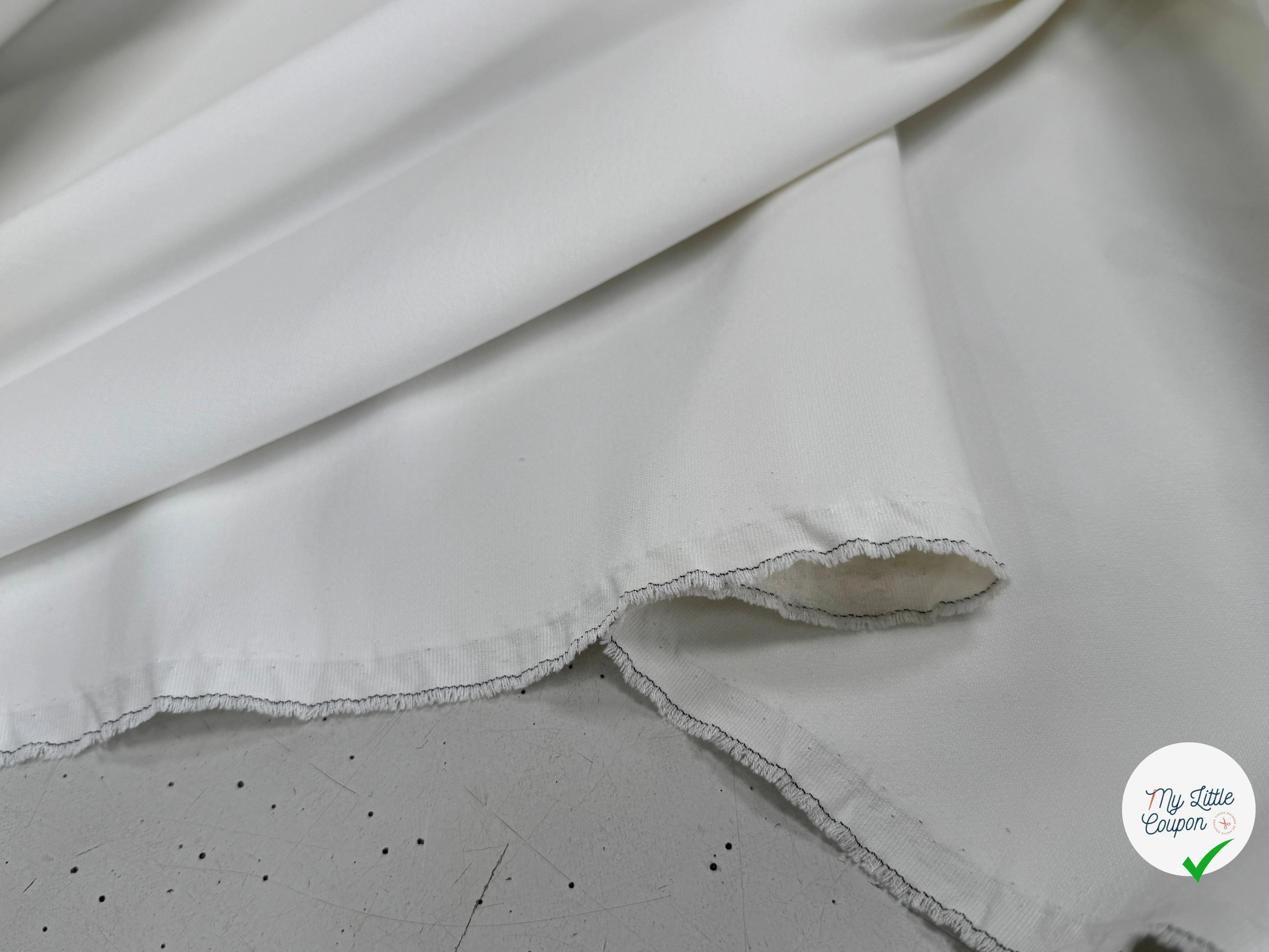 CREPE LOURD POLYVISCOSE ET COTON STRETCH TRÈS BELLE TENUE BLANC LÉGÈREMENT CASSÉ - My Little Coupon