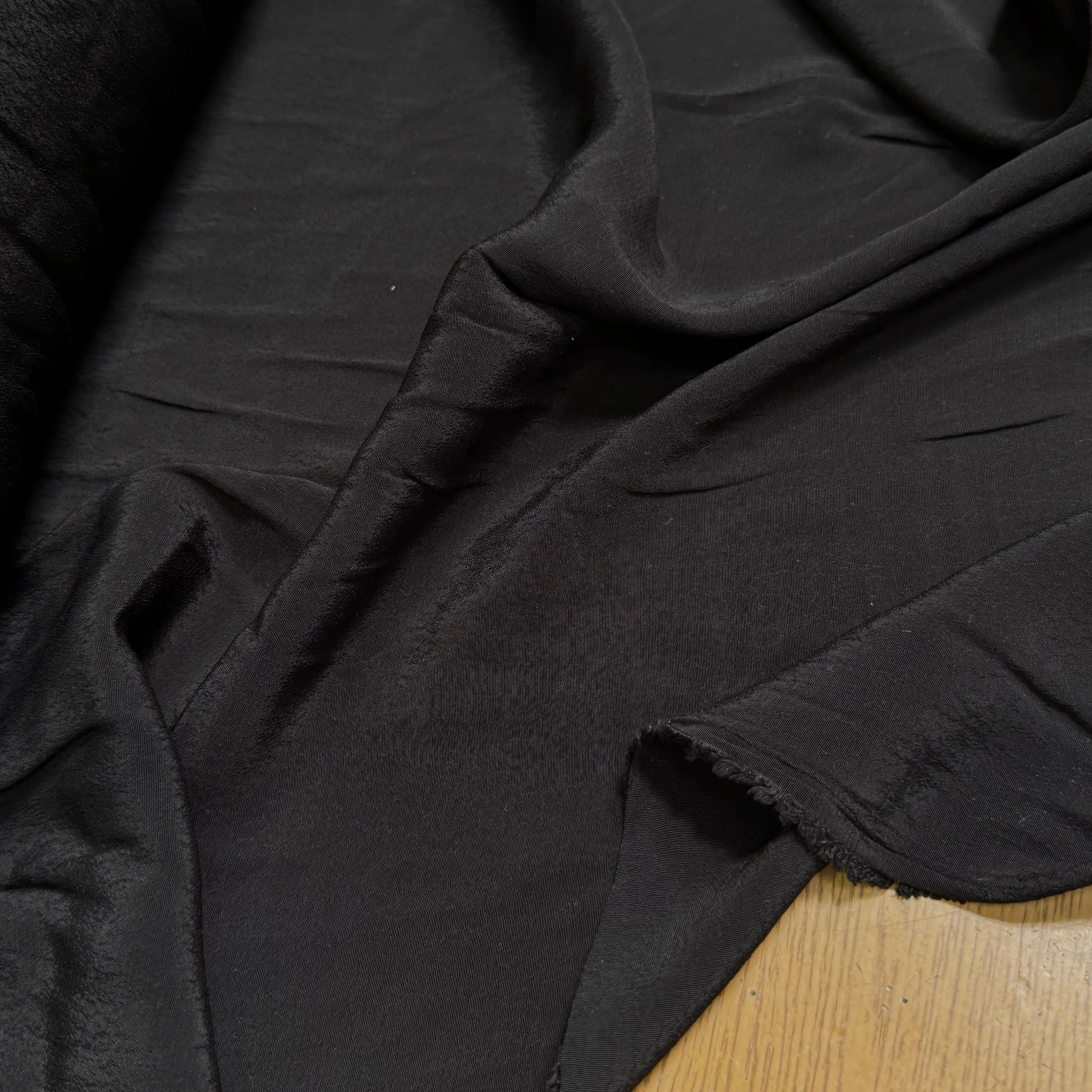 CREPE MAROCAIN 100% VISCOSE FLUIDE NOIR LÉGÈREMENT SATINÉ - My Little Coupon