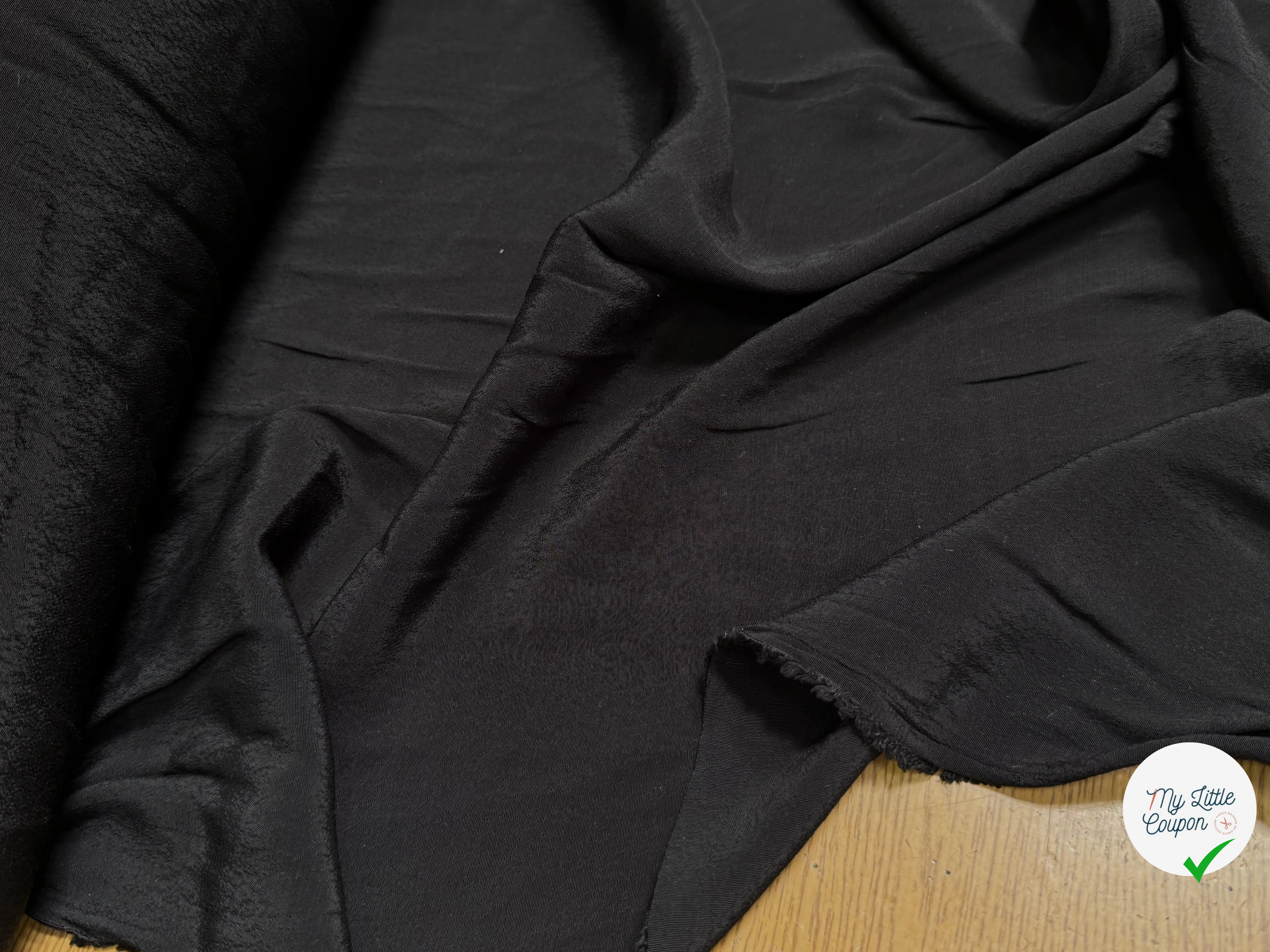 CREPE MAROCAIN 100% VISCOSE FLUIDE NOIR LÉGÈREMENT SATINÉ - My Little Coupon