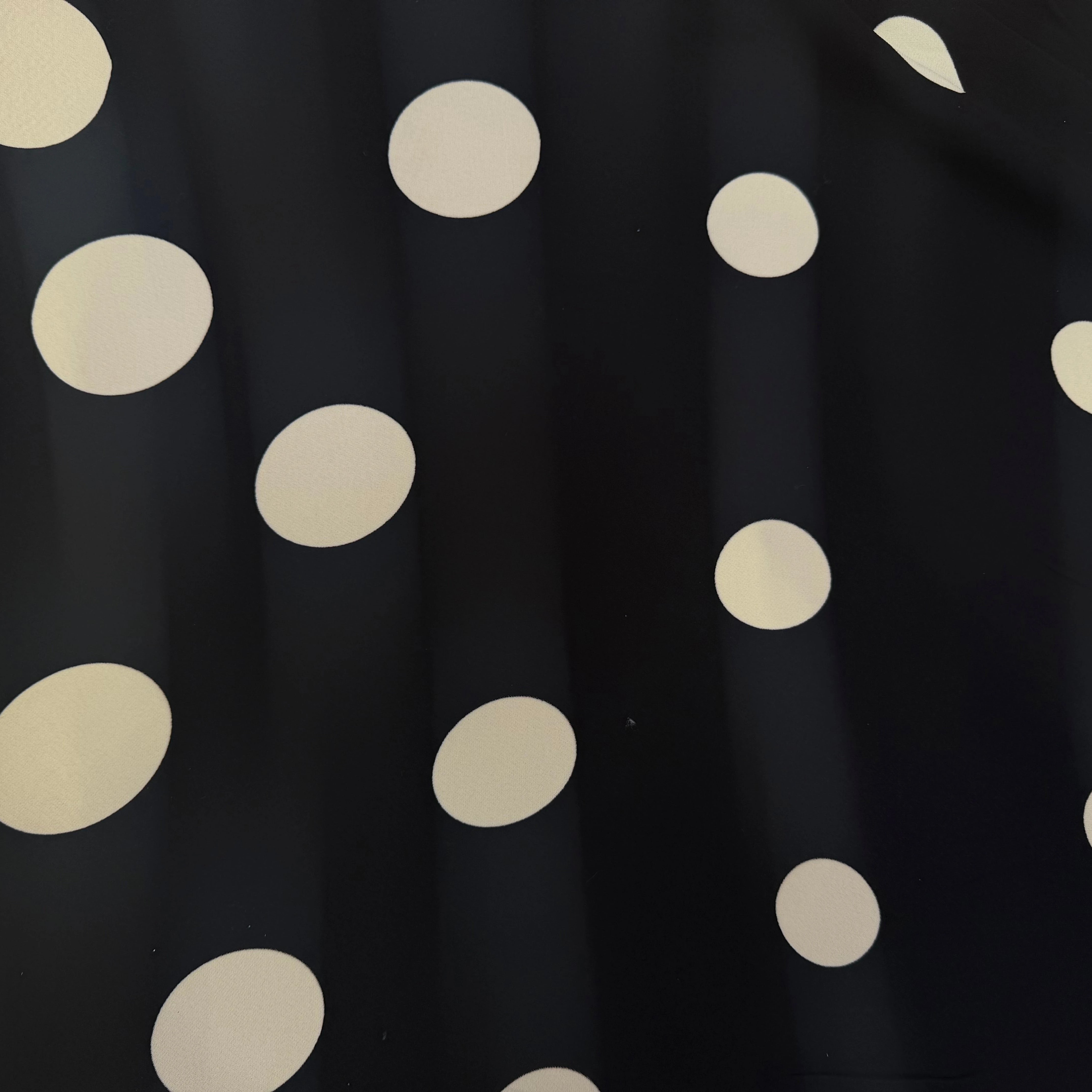 CREPE MAROCAIN 100% VISCOSE NOIR POIS BLANC CASSÉ - My Little Coupon