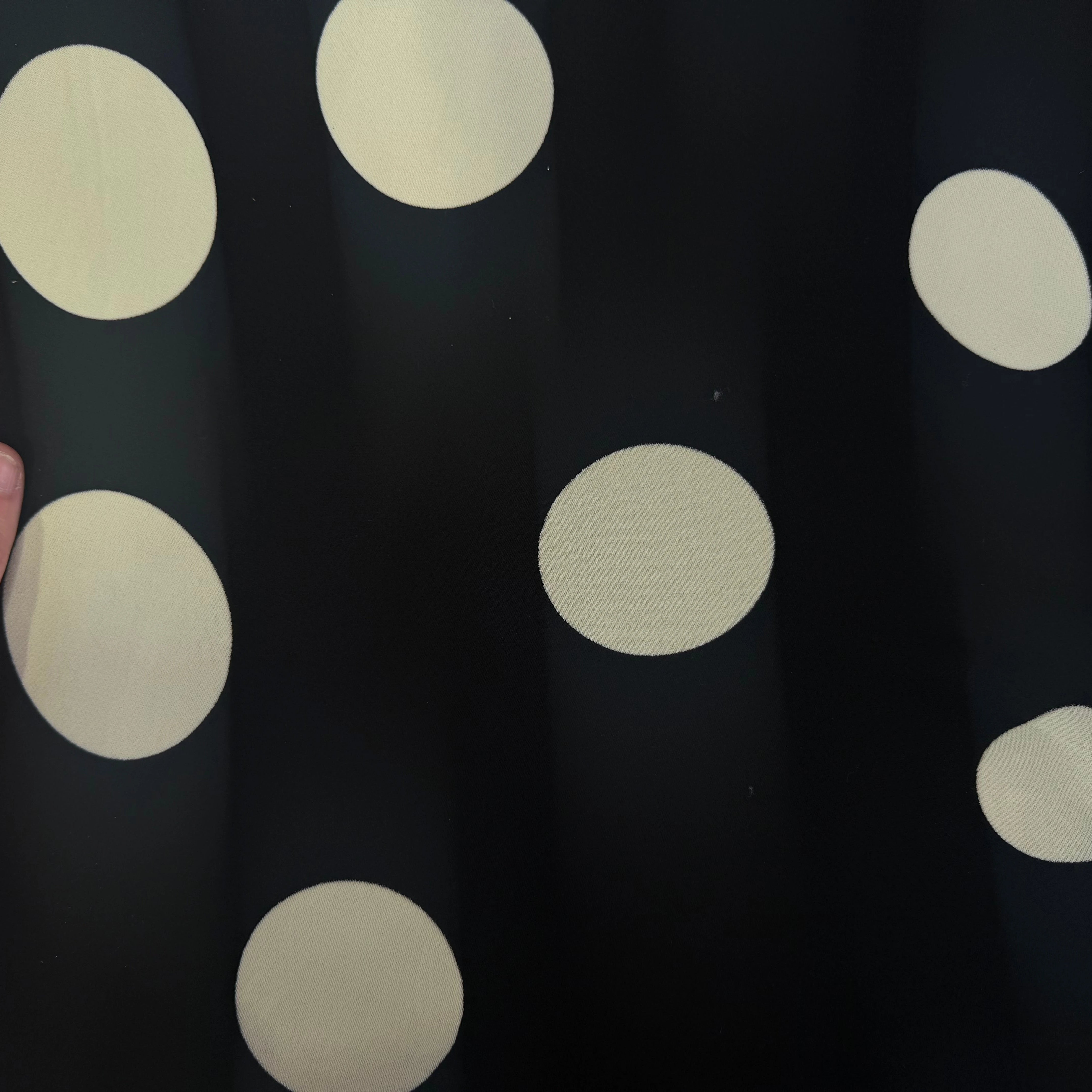 CREPE MAROCAIN 100% VISCOSE NOIR POIS BLANC CASSÉ - My Little Coupon