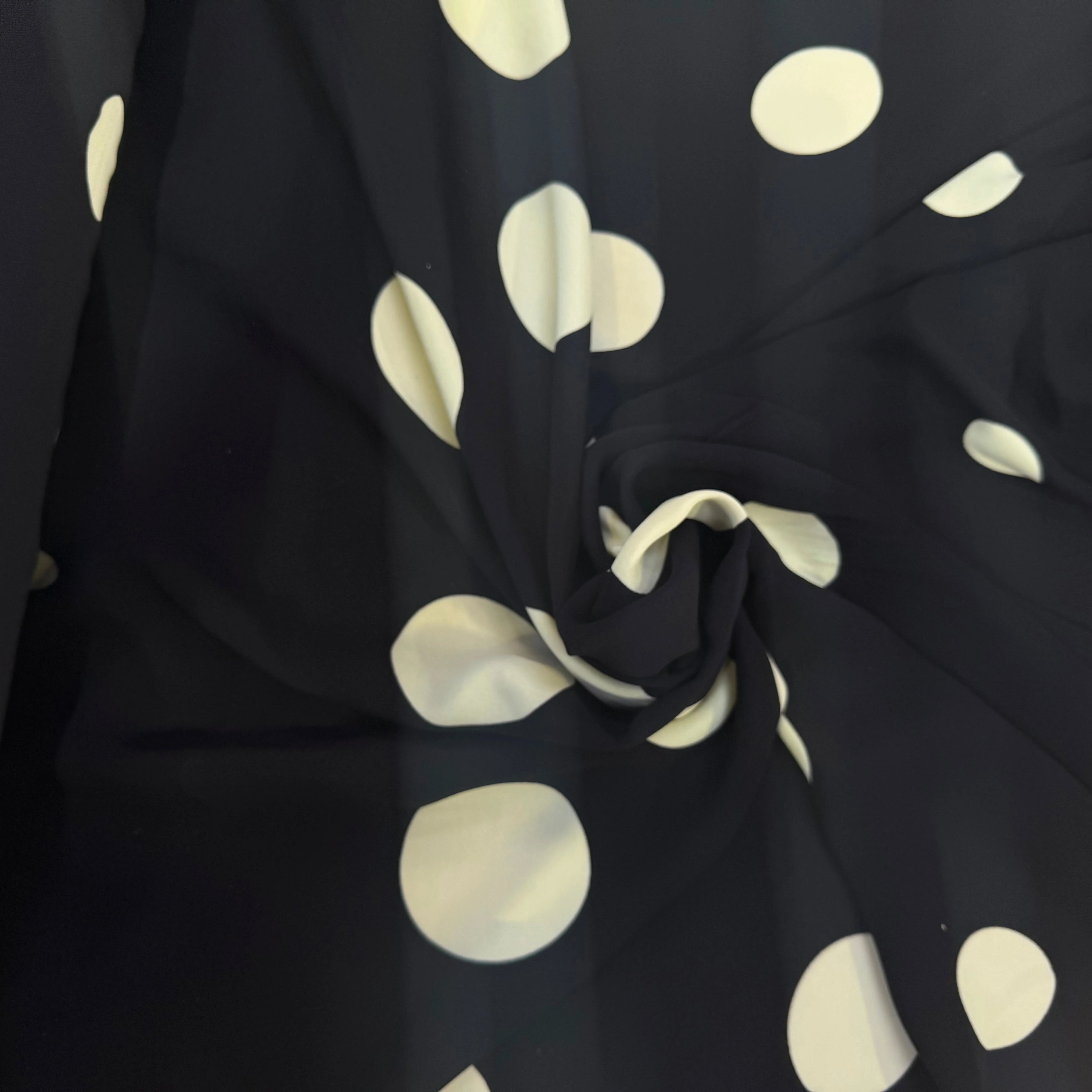 CREPE MAROCAIN 100% VISCOSE NOIR POIS BLANC CASSÉ - My Little Coupon