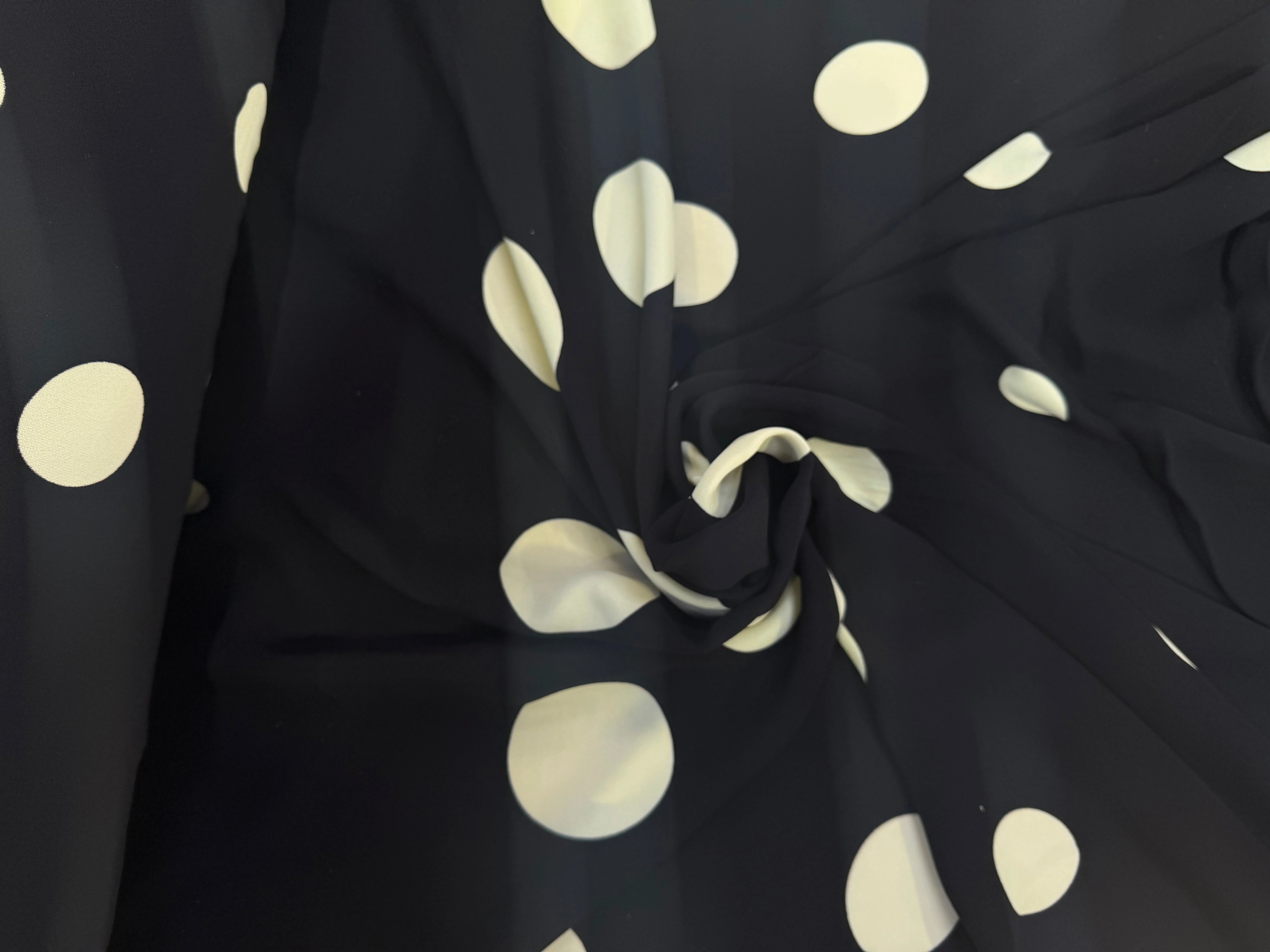 CREPE MAROCAIN 100% VISCOSE NOIR POIS BLANC CASSÉ - My Little Coupon