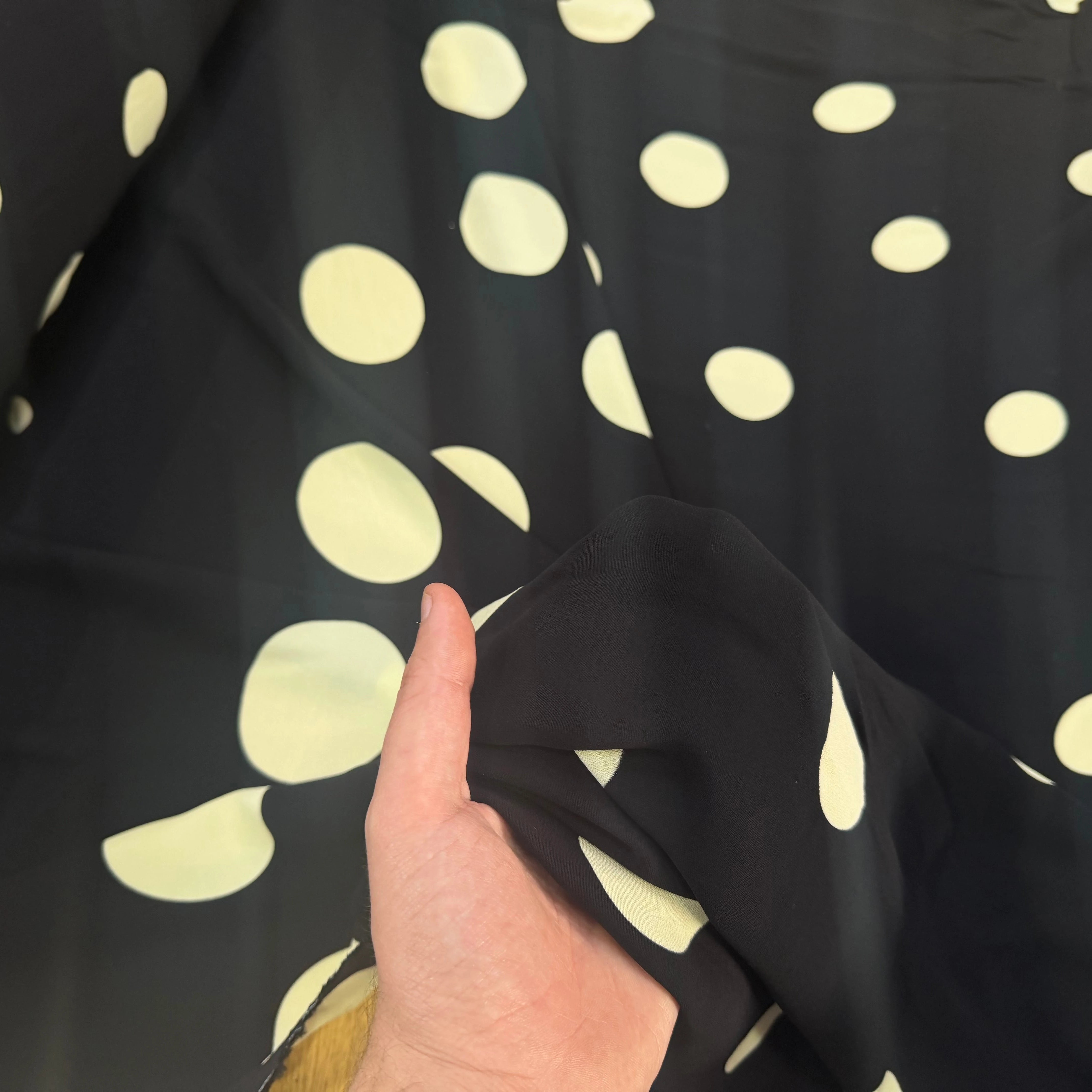 CREPE MAROCAIN 100% VISCOSE NOIR POIS BLANC CASSÉ - My Little Coupon