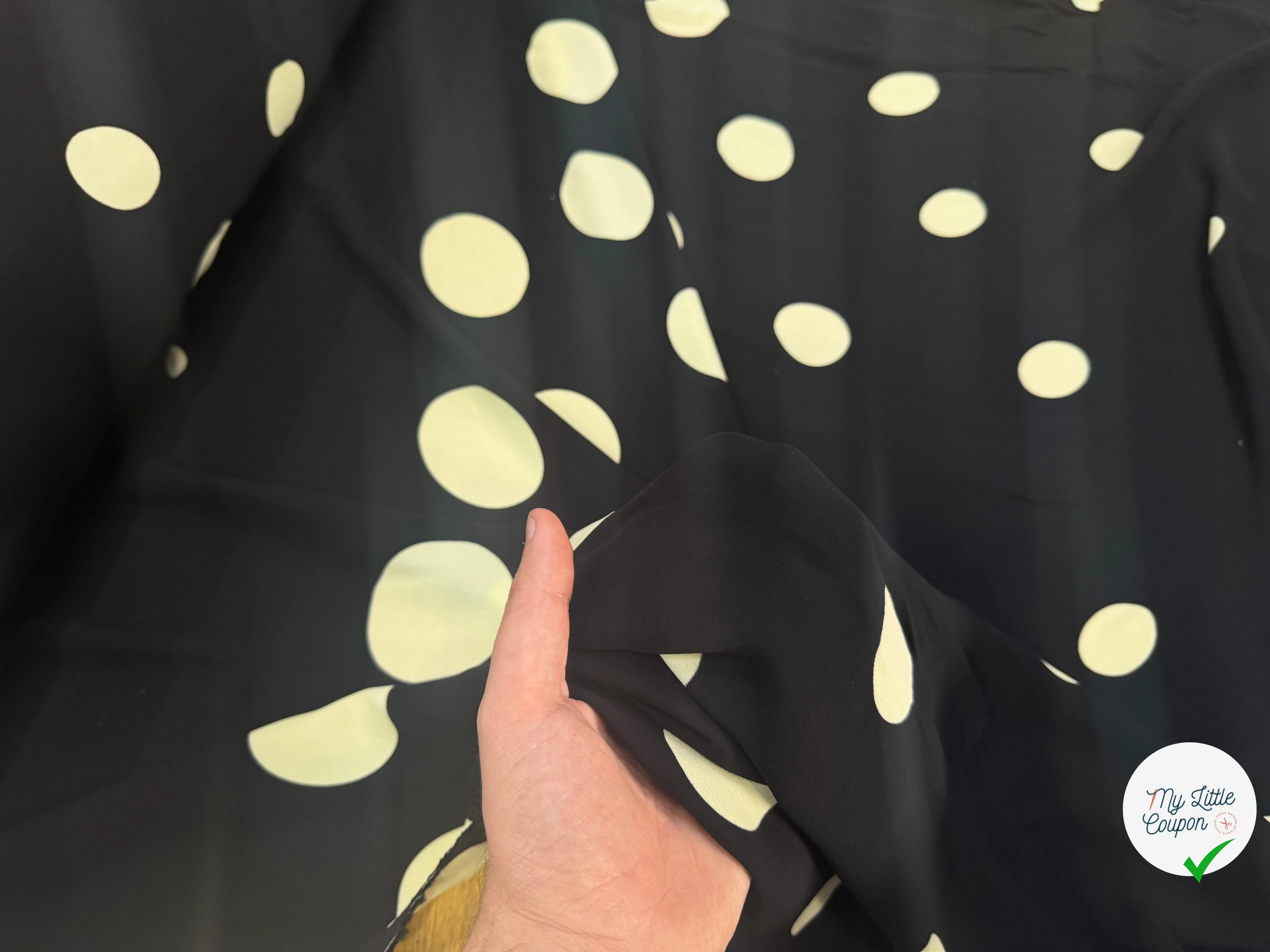 CREPE MAROCAIN 100% VISCOSE NOIR POIS BLANC CASSÉ - My Little Coupon