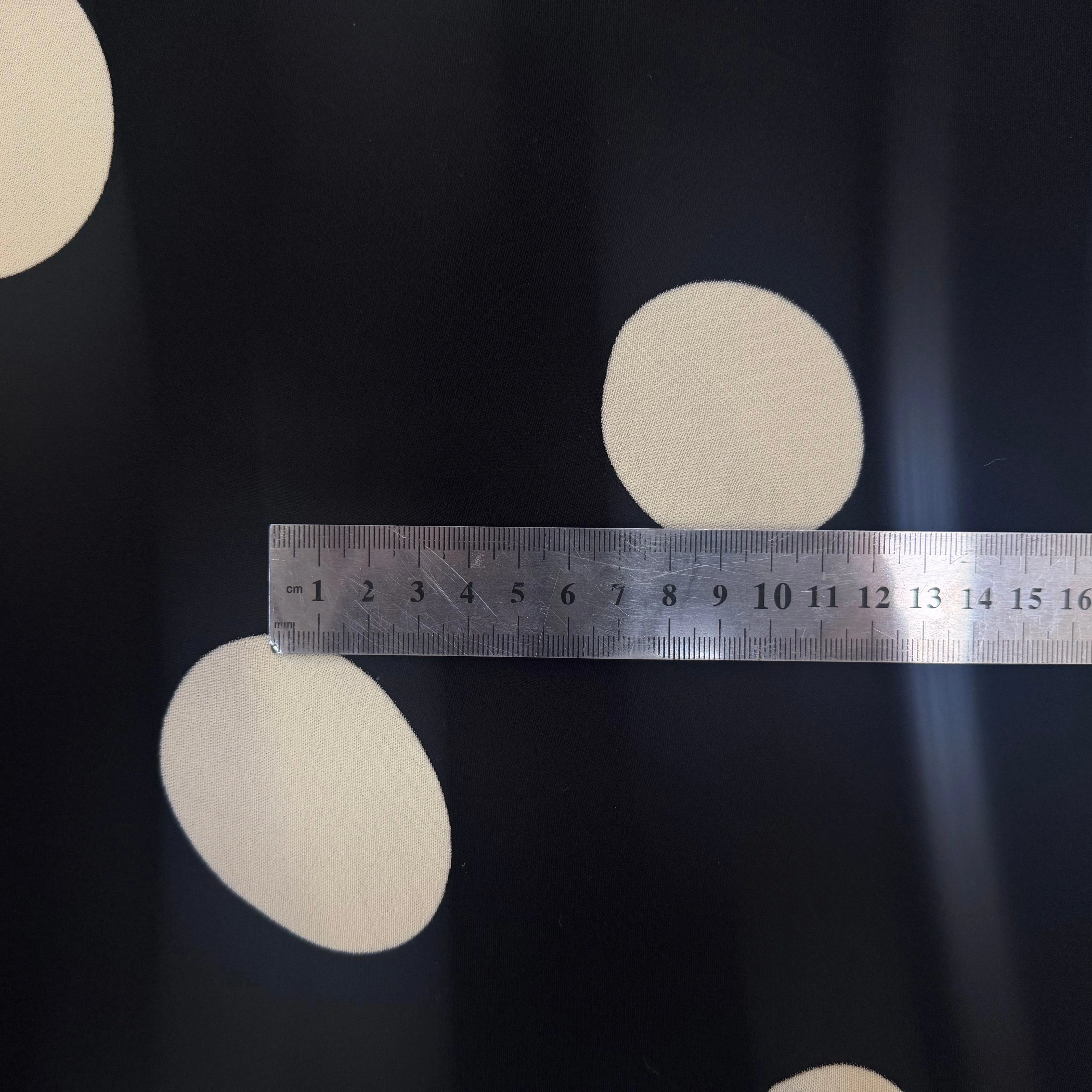 CREPE MAROCAIN 100% VISCOSE NOIR POIS BLANC CASSÉ - My Little Coupon