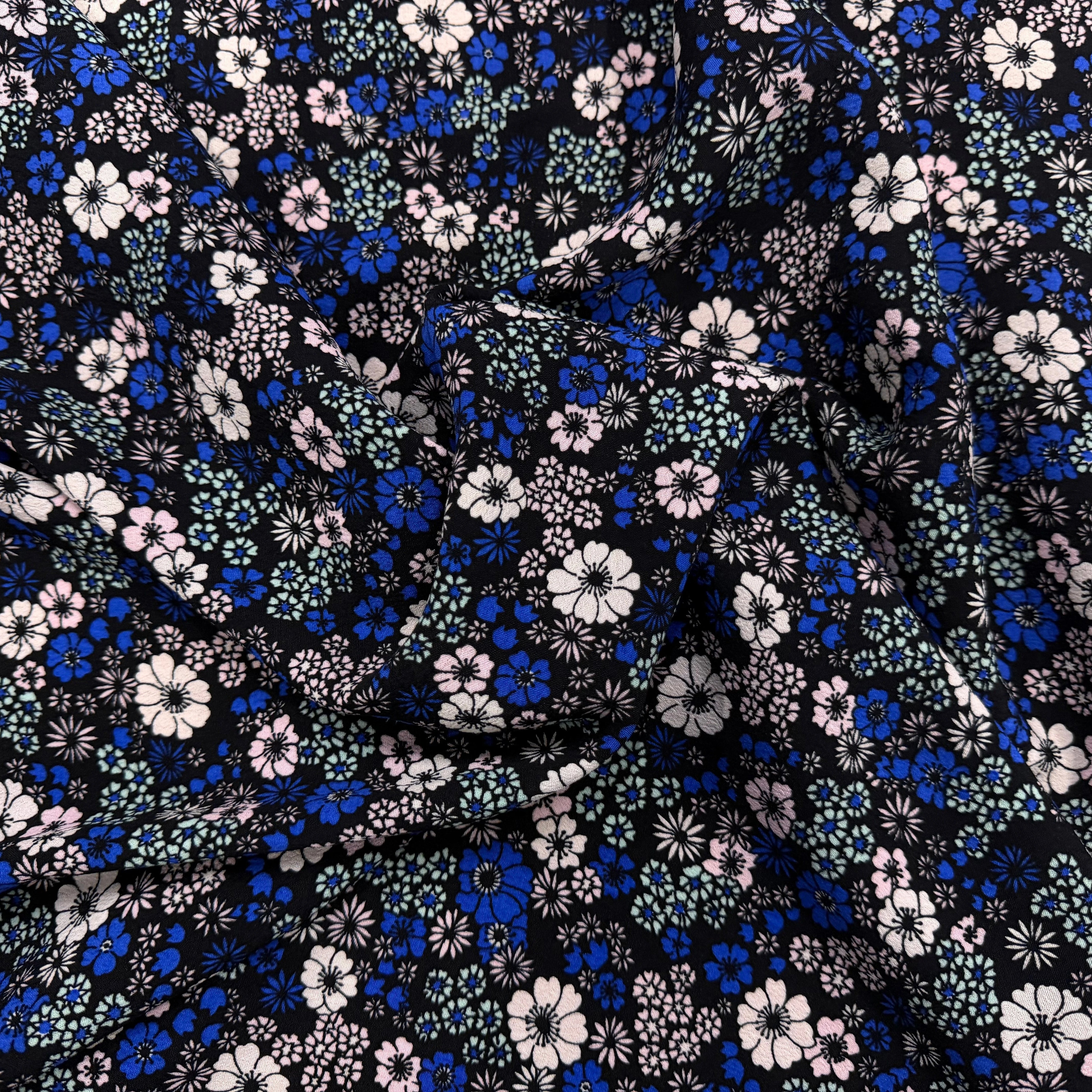 CREPE MAROCAIN 100% VISCSOE FLEURS FOND NOIR - My Little Coupon