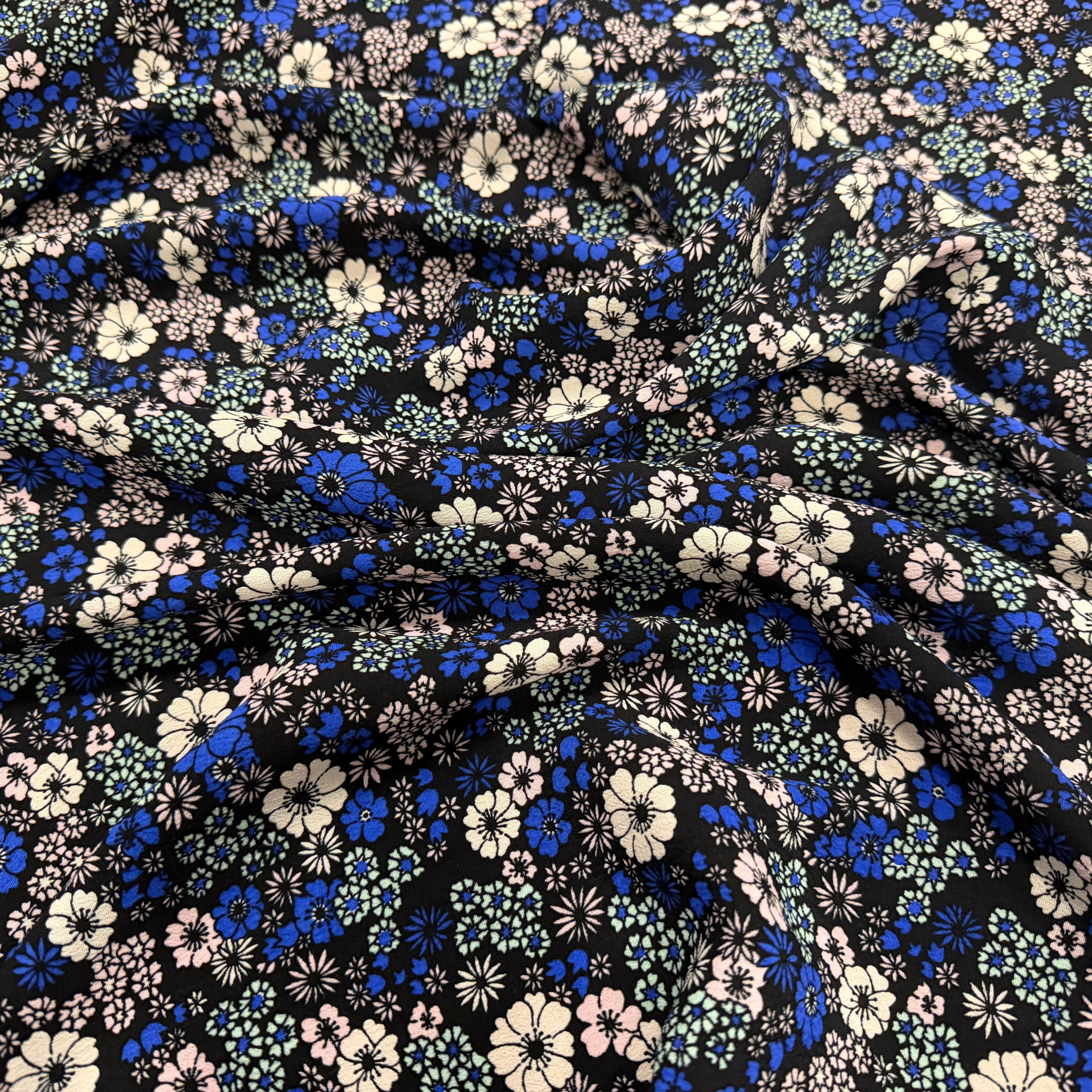 CREPE MAROCAIN 100% VISCSOE FLEURS FOND NOIR - My Little Coupon