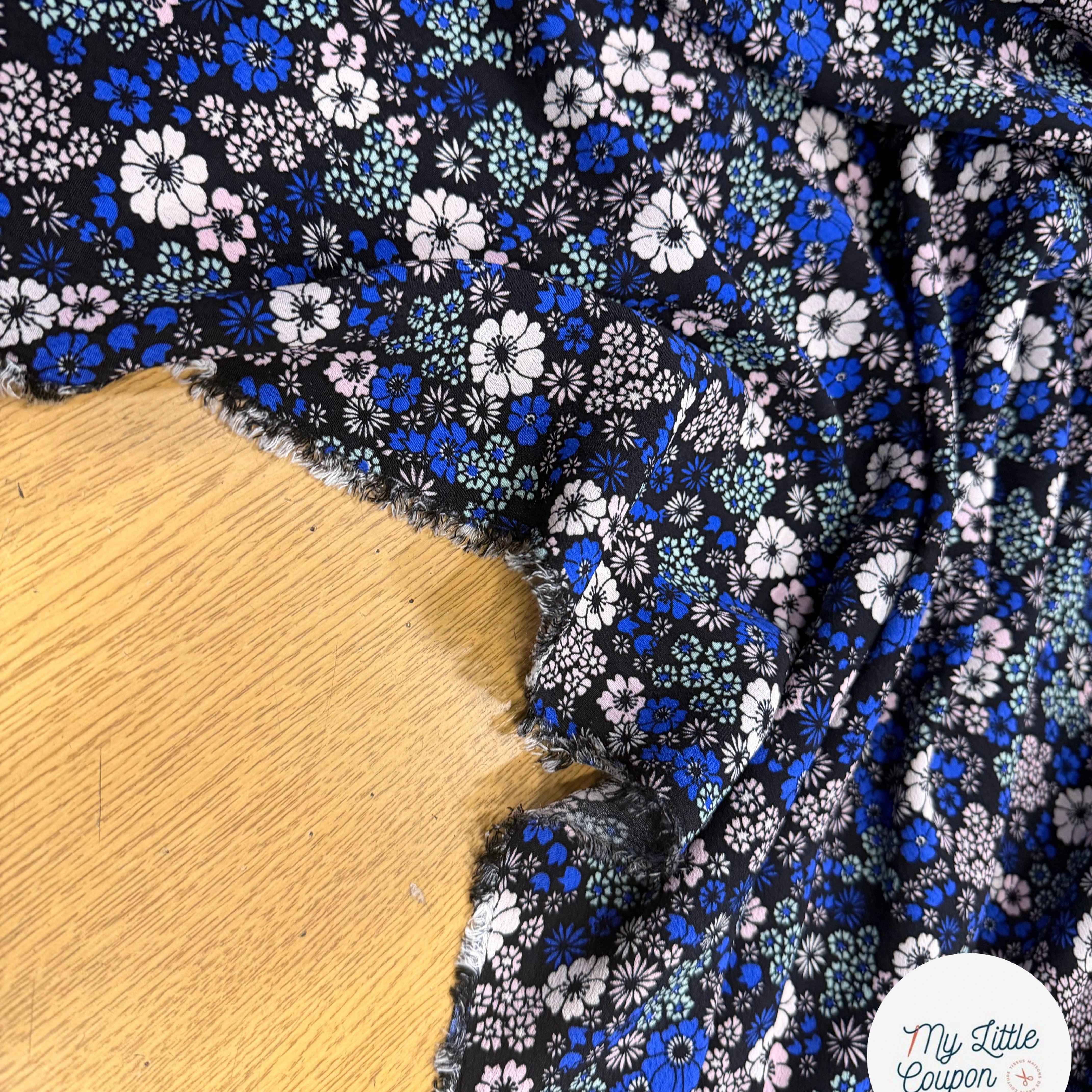 CREPE MAROCAIN 100% VISCSOE FLEURS FOND NOIR - My Little Coupon