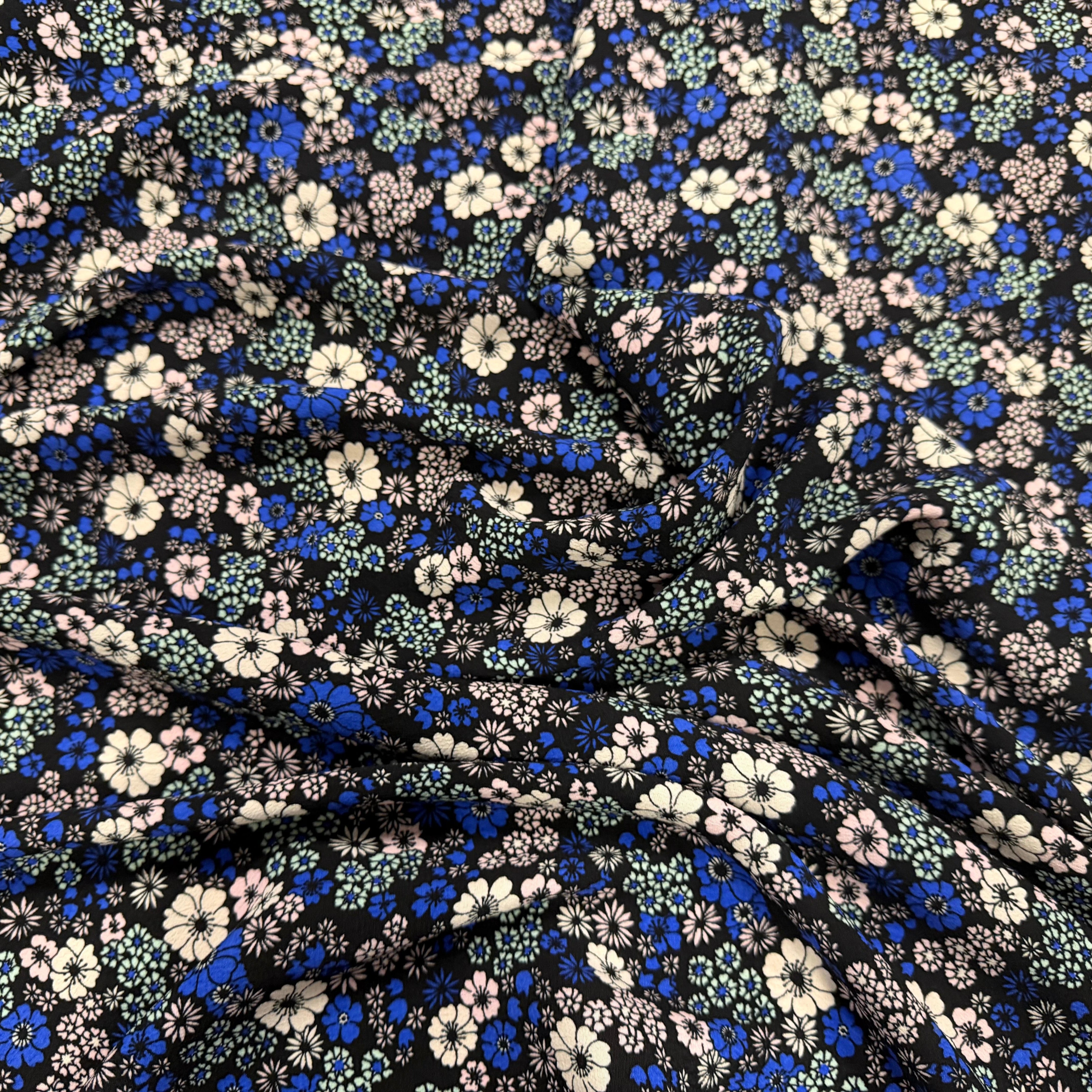 CREPE MAROCAIN 100% VISCSOE FLEURS FOND NOIR - My Little Coupon