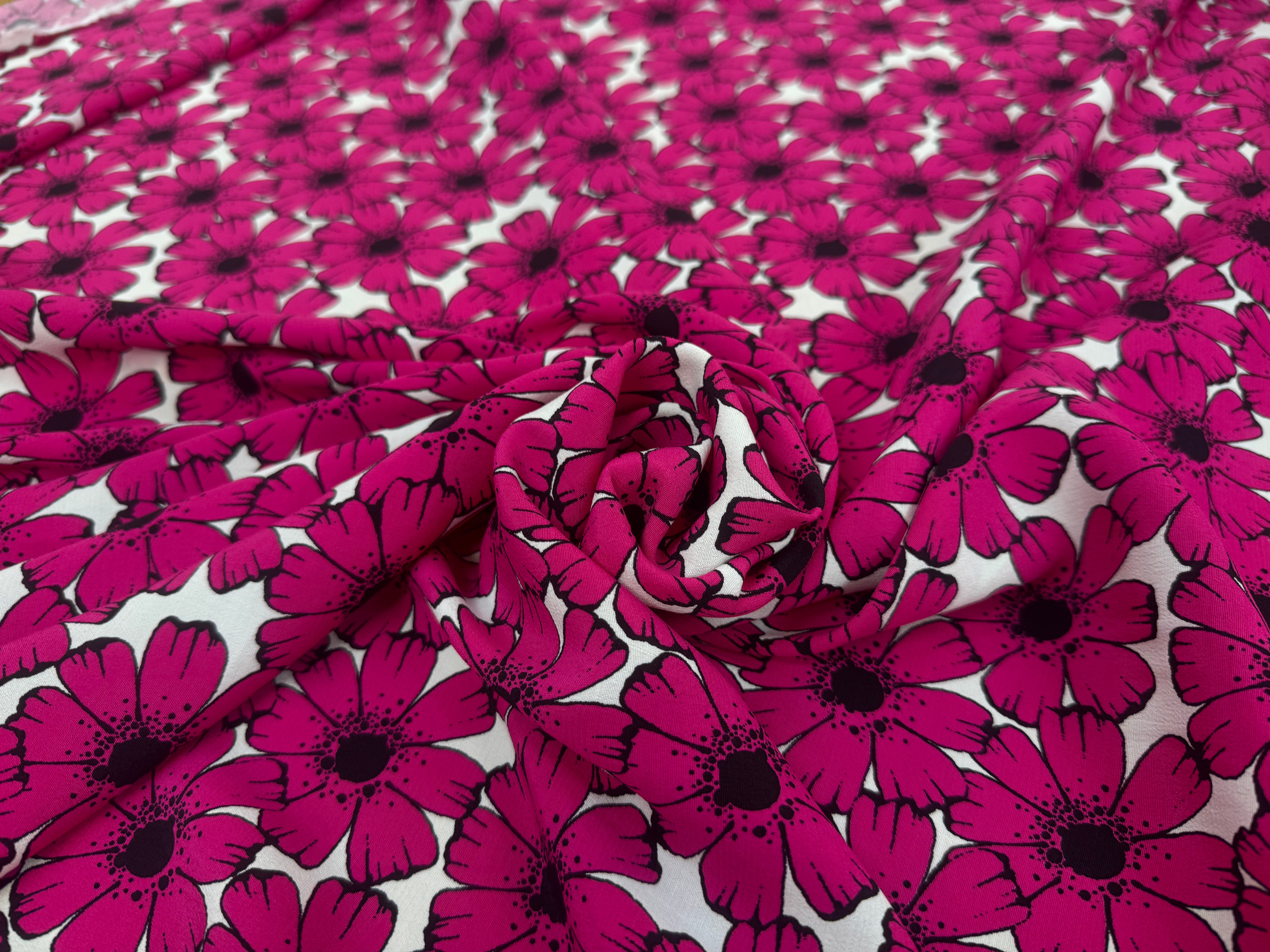 CREPE MAROCAIN VISCOSE FOND BLANC MOTIFS FLEURS DU BONHEUR JAPON ROSE FUSHIA - My Little Coupon