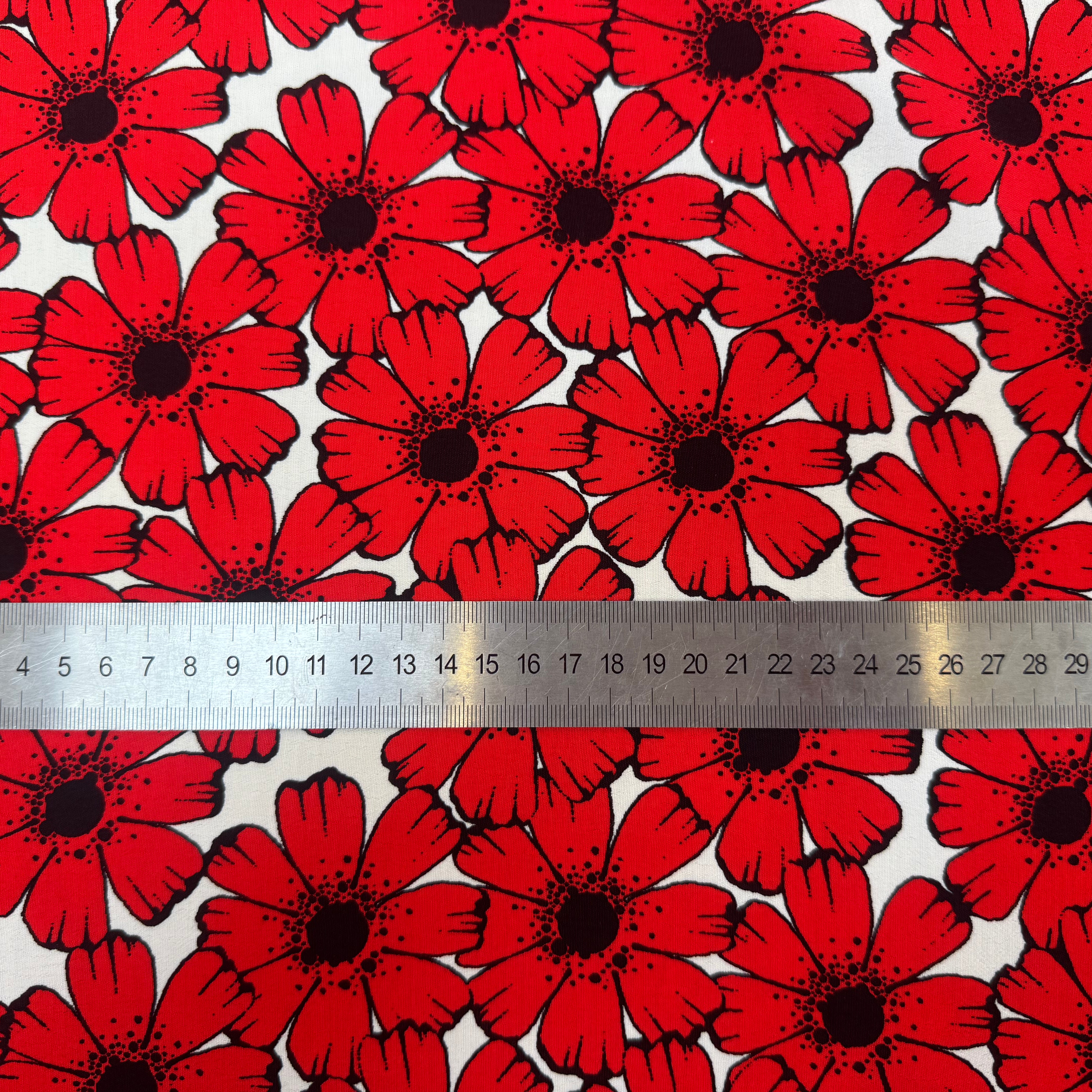 CREPE MAROCAIN VISCOSE FOND BLANC MOTIFS FLEURS DU BONHEUR JAPON ROUGE - My Little Coupon