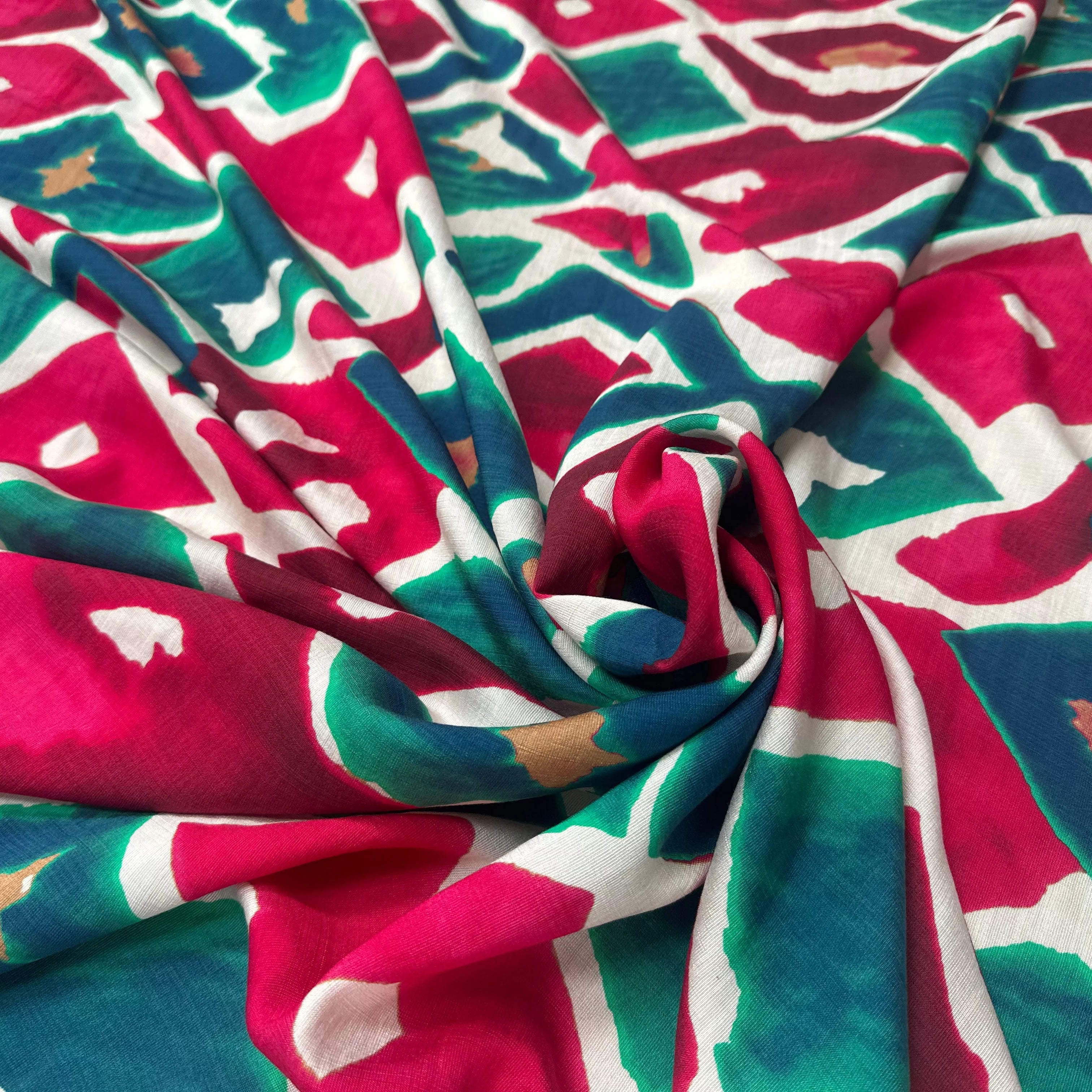 CREPE MAROCAIN VISCOSEE GÉOMÉTRIE LOVE & BLUE - My Little Coupon