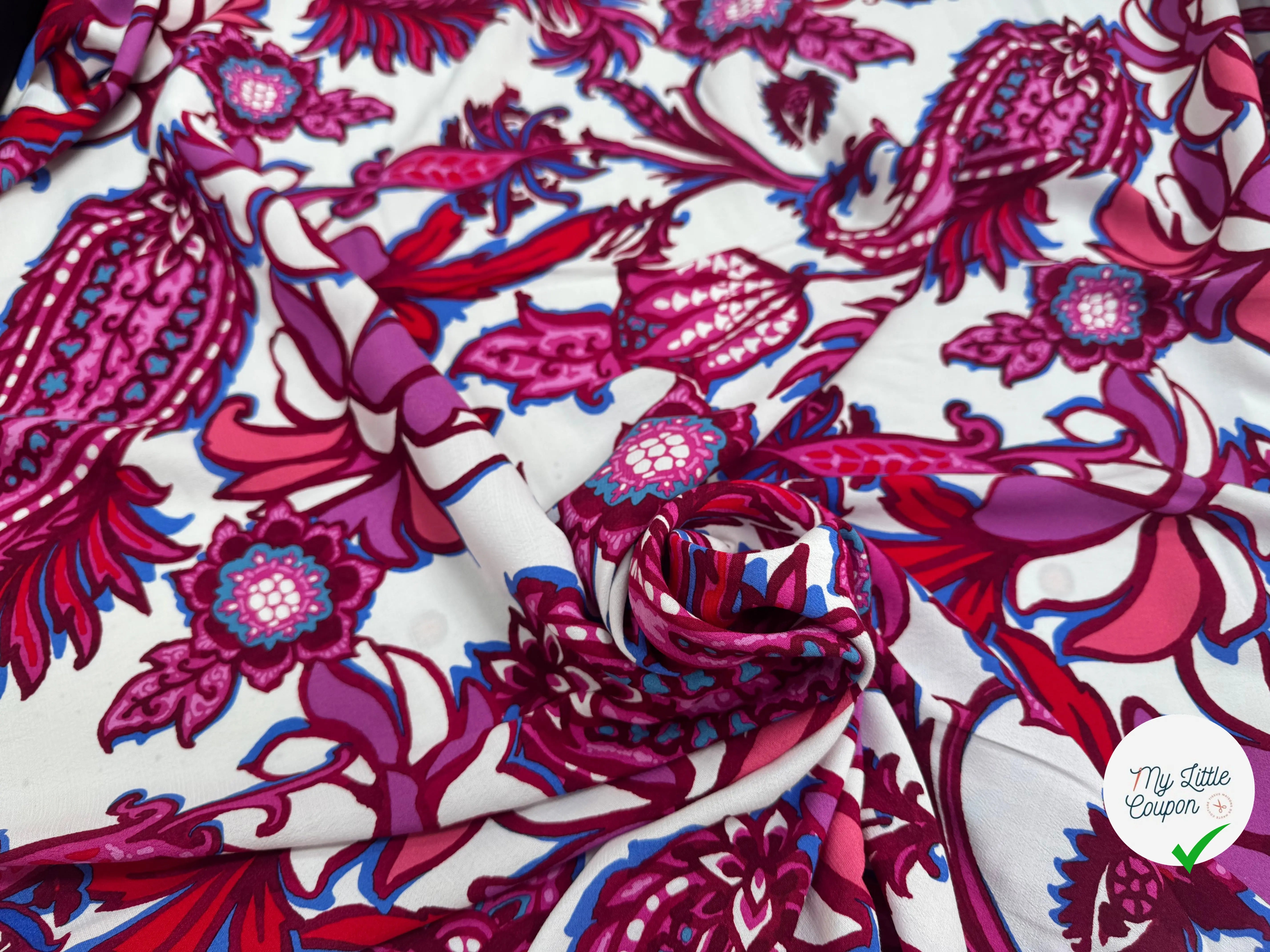 CREPE MAROCAIN VISCOSE PAISLEY HIBISCUS ROSE ROUGE FOND BLANC - My Little Coupon