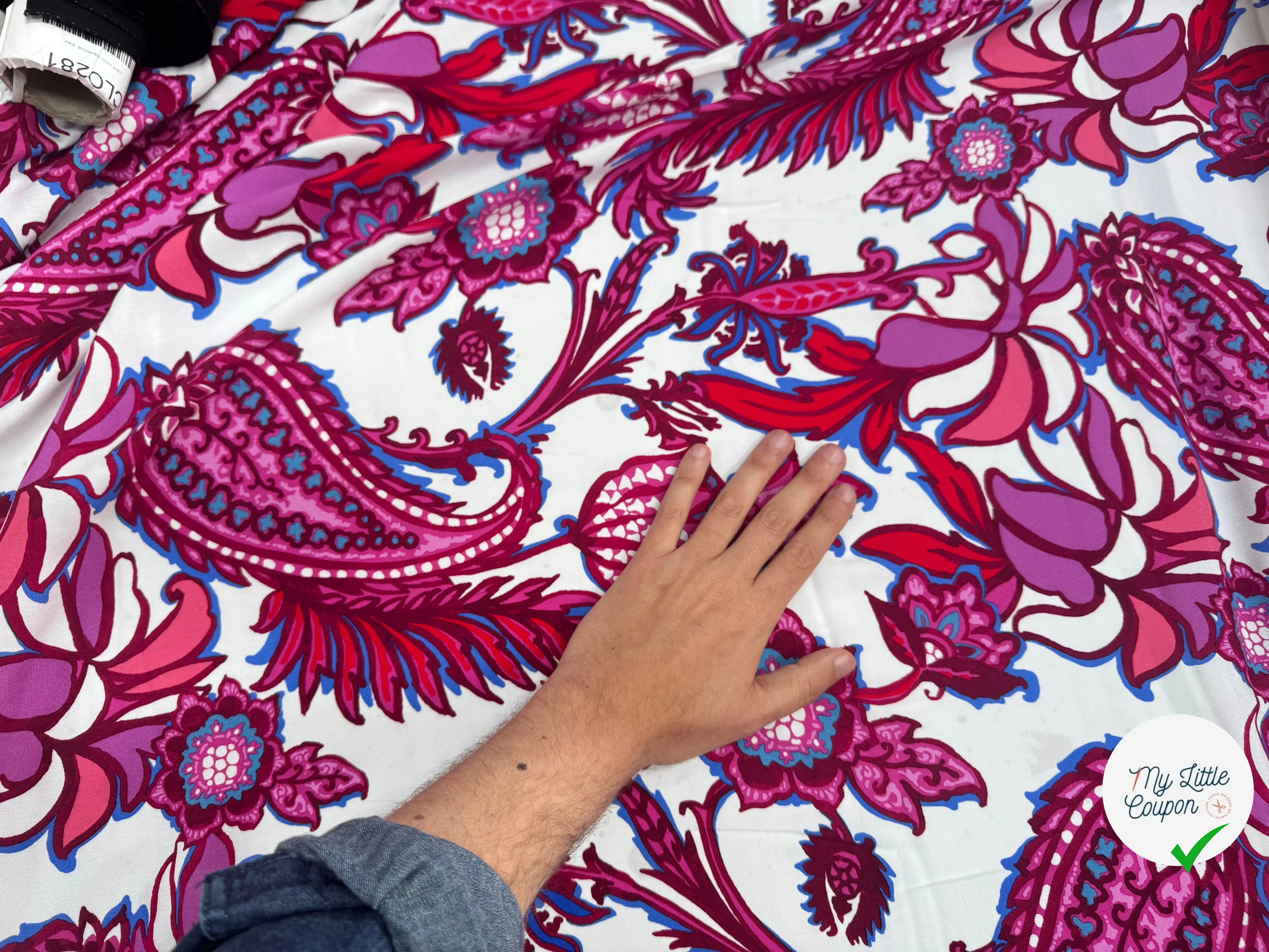 CREPE MAROCAIN VISCOSE PAISLEY HIBISCUS ROSE ROUGE FOND BLANC - My Little Coupon