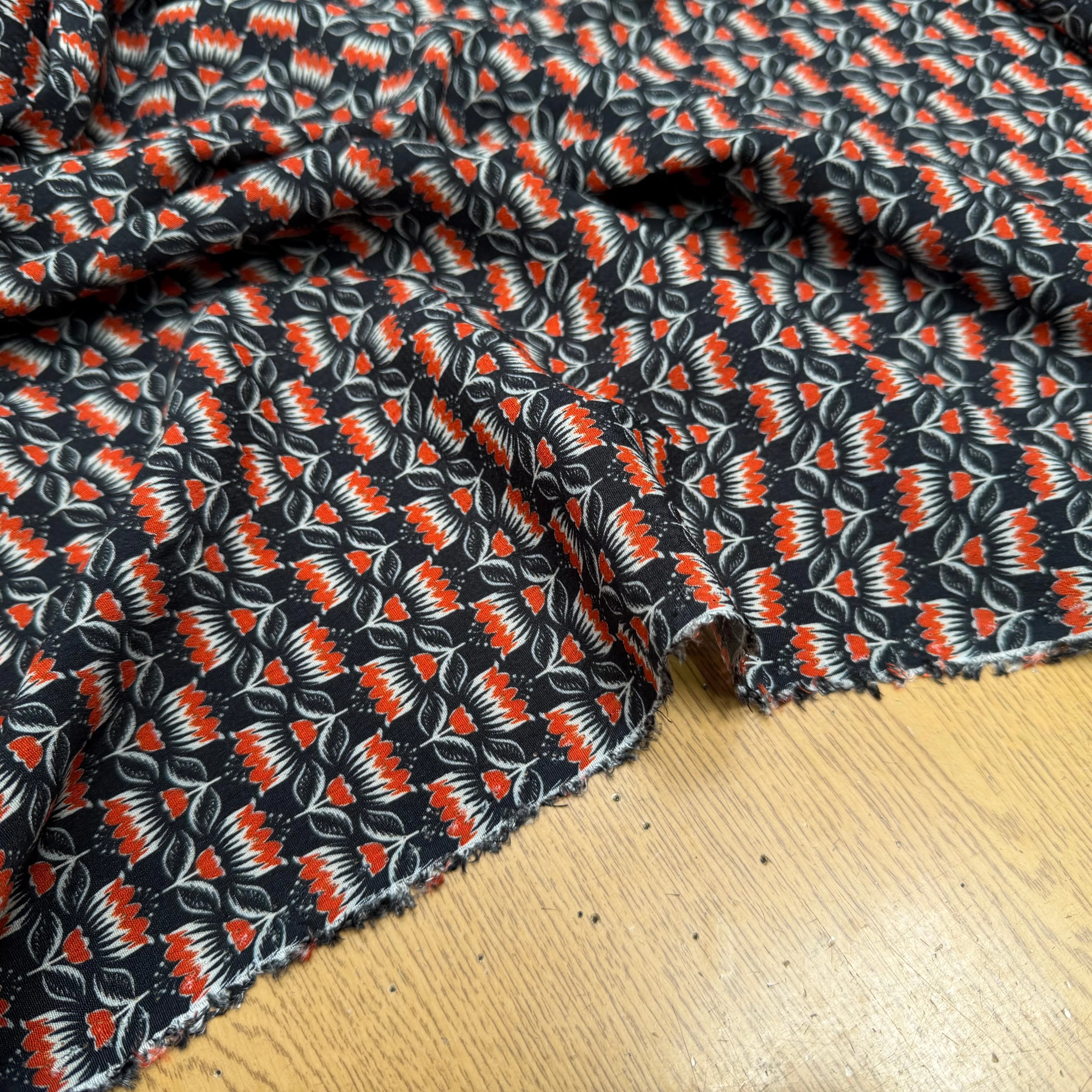 CREPE MAROCAIN VISCOSE QUALITÉ COMO NOIR FLORALIE ORANGE - My Little Coupon