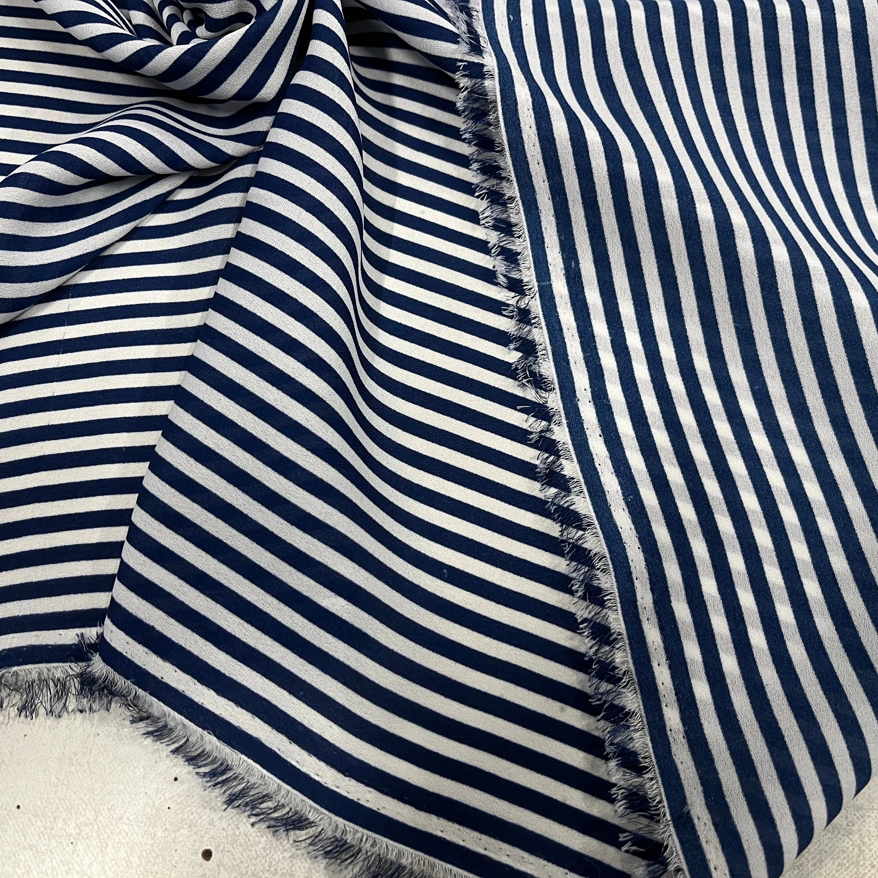 CREPE POLYESTER À RAYURES BLEU BLANCHE - My Little Coupon