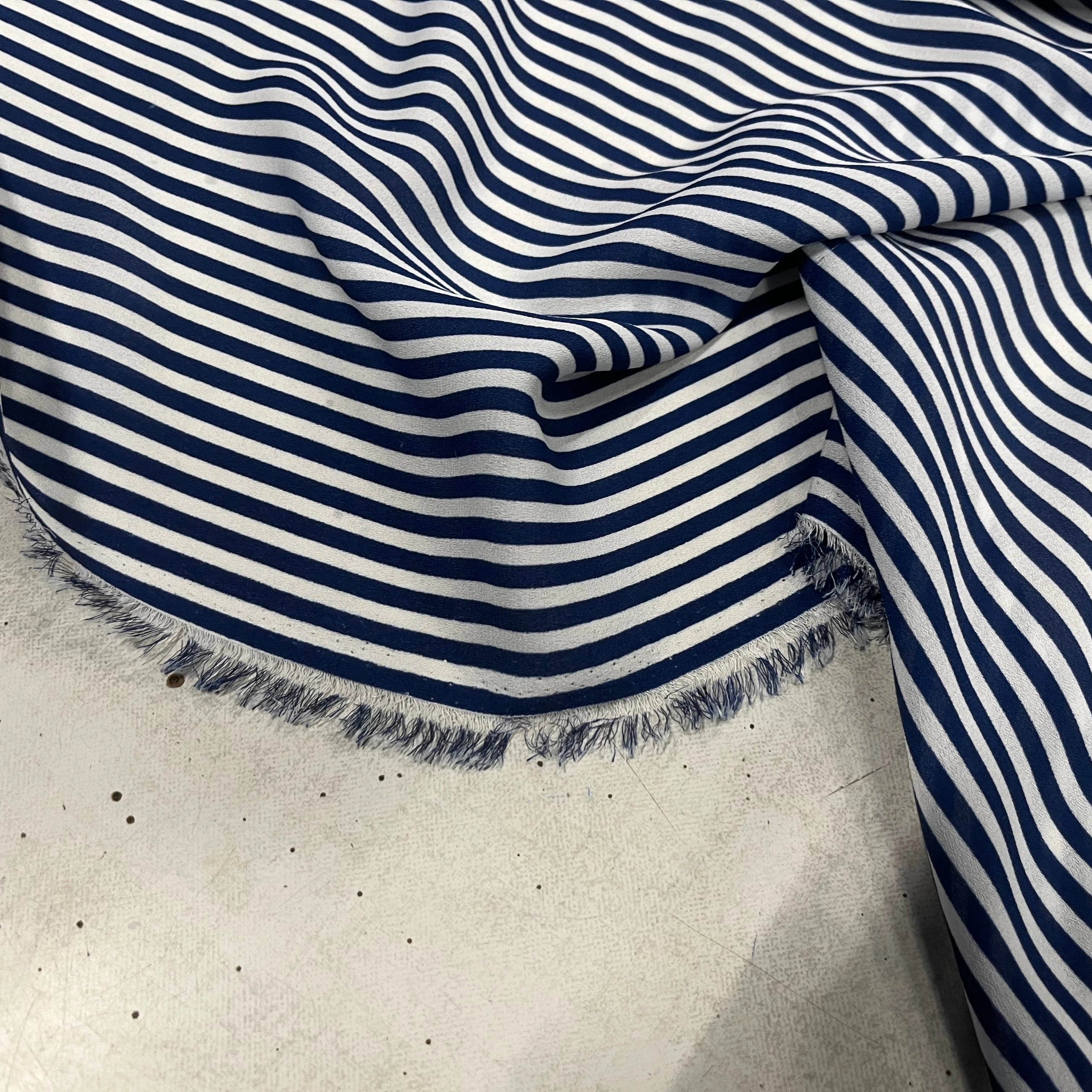 CREPE POLYESTER À RAYURES BLEU BLANCHE - My Little Coupon