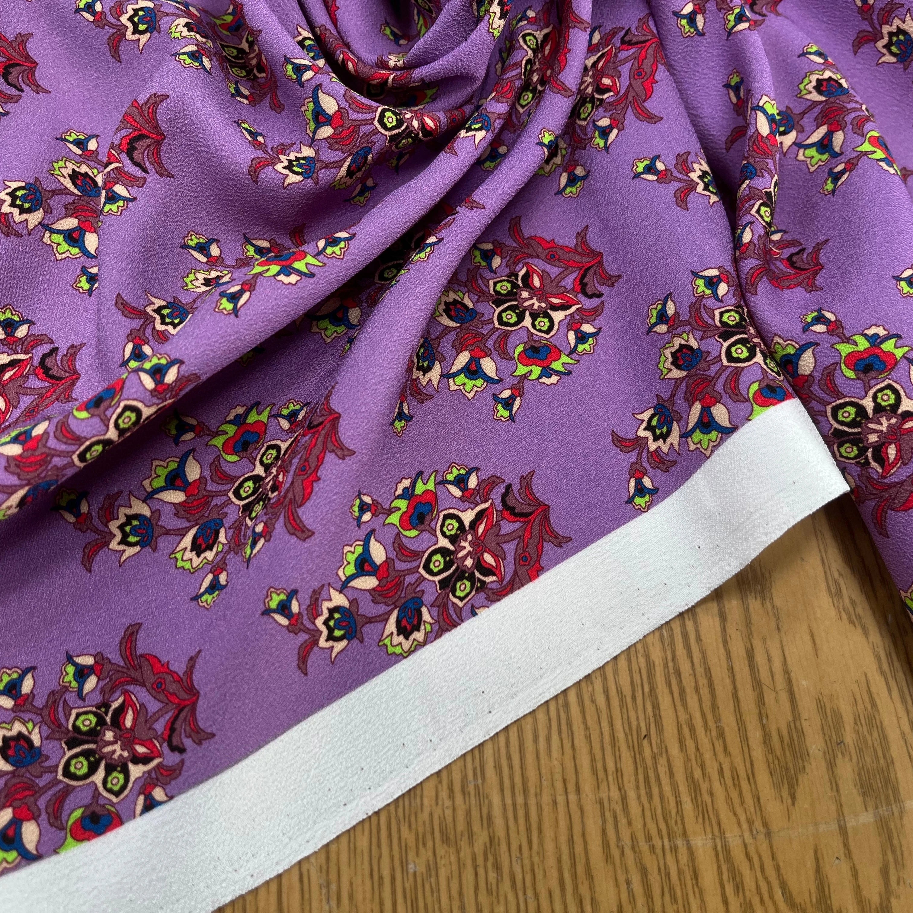 CREPE POLYESTER IMPRIMÉ FLEURS FOND VIOLET 148CM - My Little Coupon