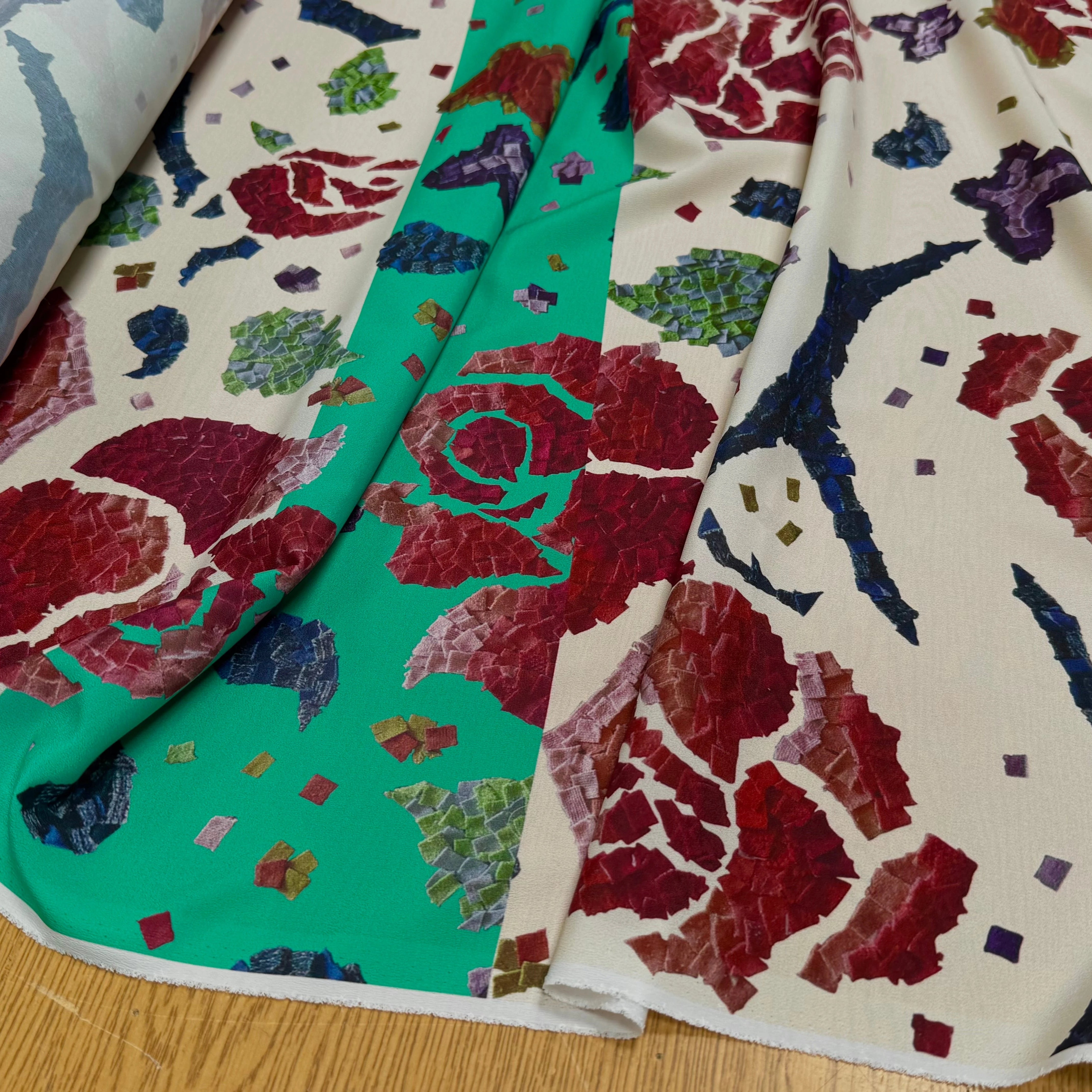 CRÊPE POLYESTER IMPRIMÉ FLORAL GROSSES FLEURS RAPPORT 68 CM CREPE SB GROSSES FLEURS - My Little Coupon