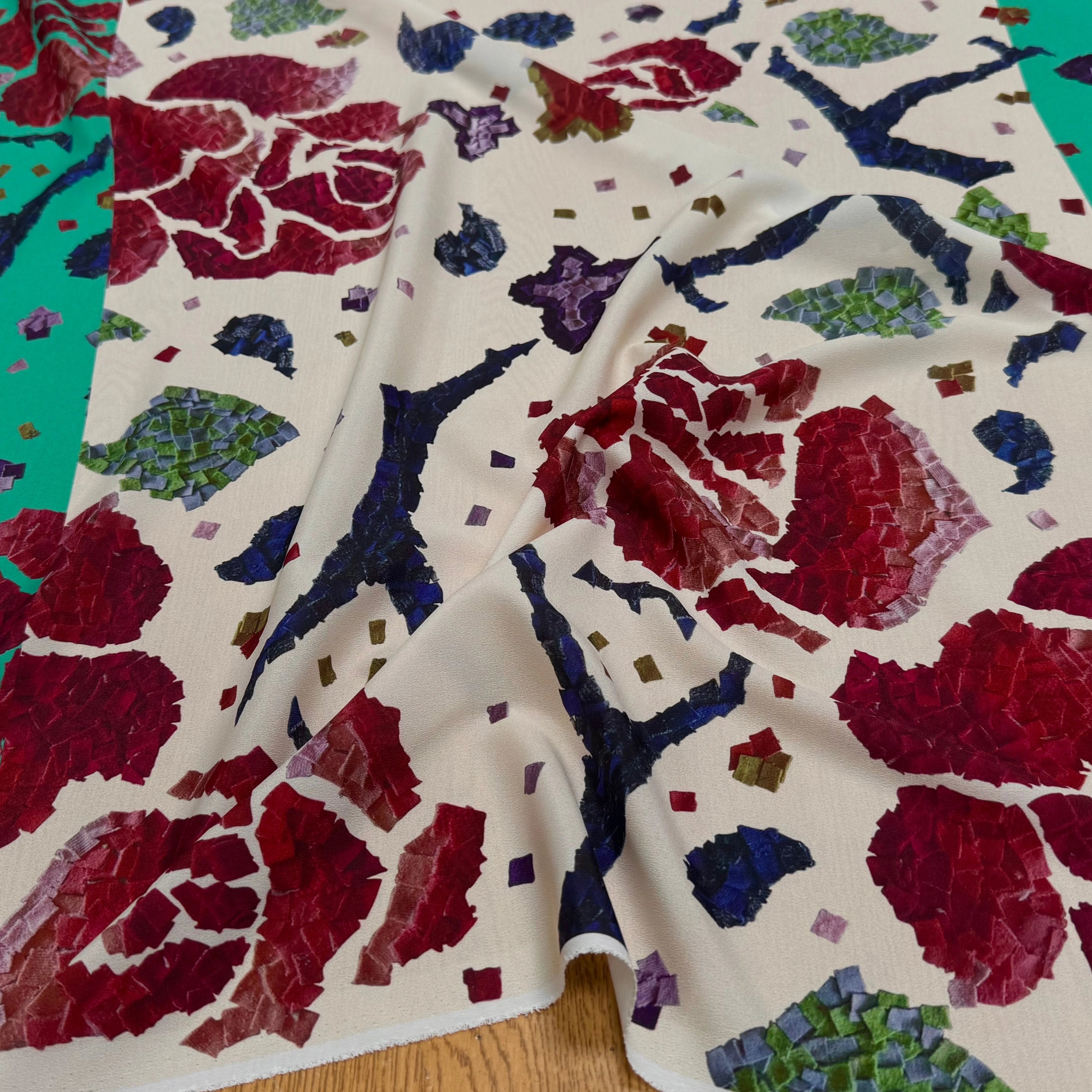 CRÊPE POLYESTER IMPRIMÉ FLORAL GROSSES FLEURS RAPPORT 68 CM CREPE SB GROSSES FLEURS - My Little Coupon