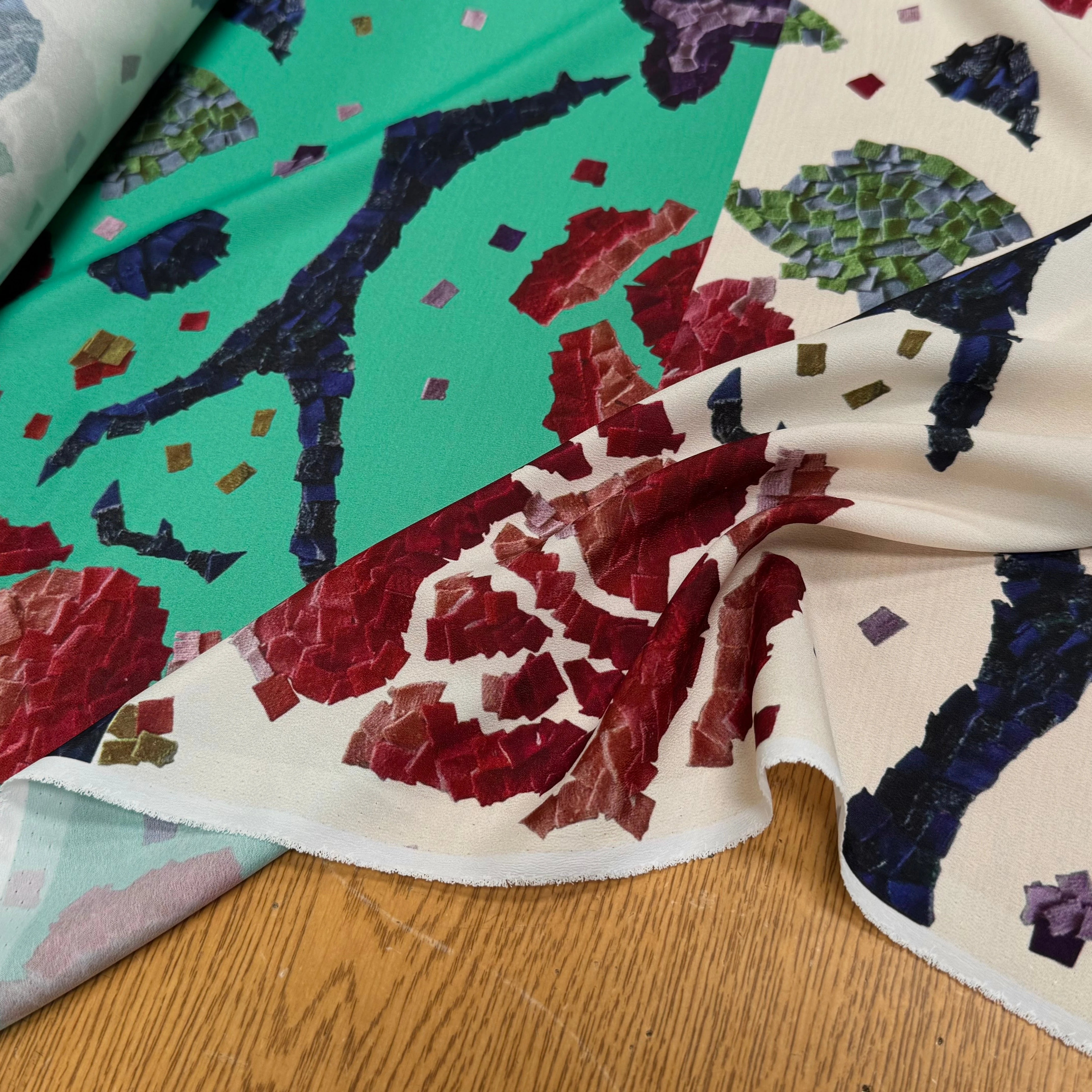 CRÊPE POLYESTER IMPRIMÉ FLORAL GROSSES FLEURS RAPPORT 98 CM CREPE SB GROSSES FLEURS - My Little Coupon