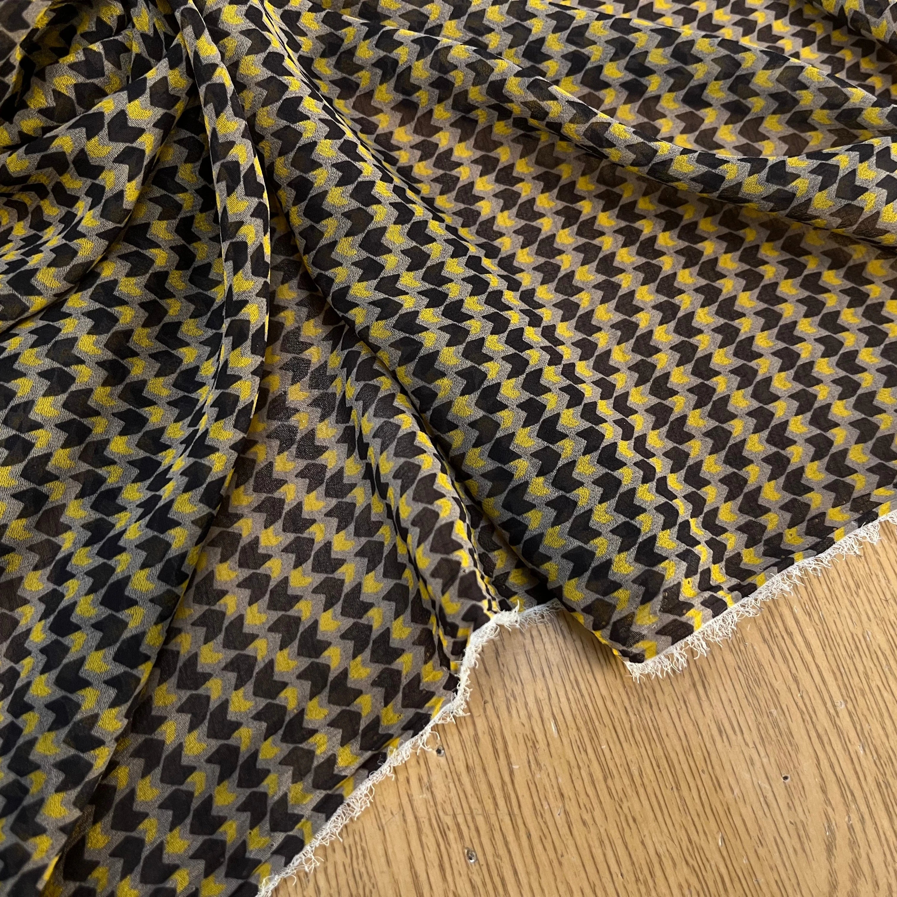 CREPE POLYESTER MOTIF GÉOMERIQUE NOIR JAUNE - My Little Coupon