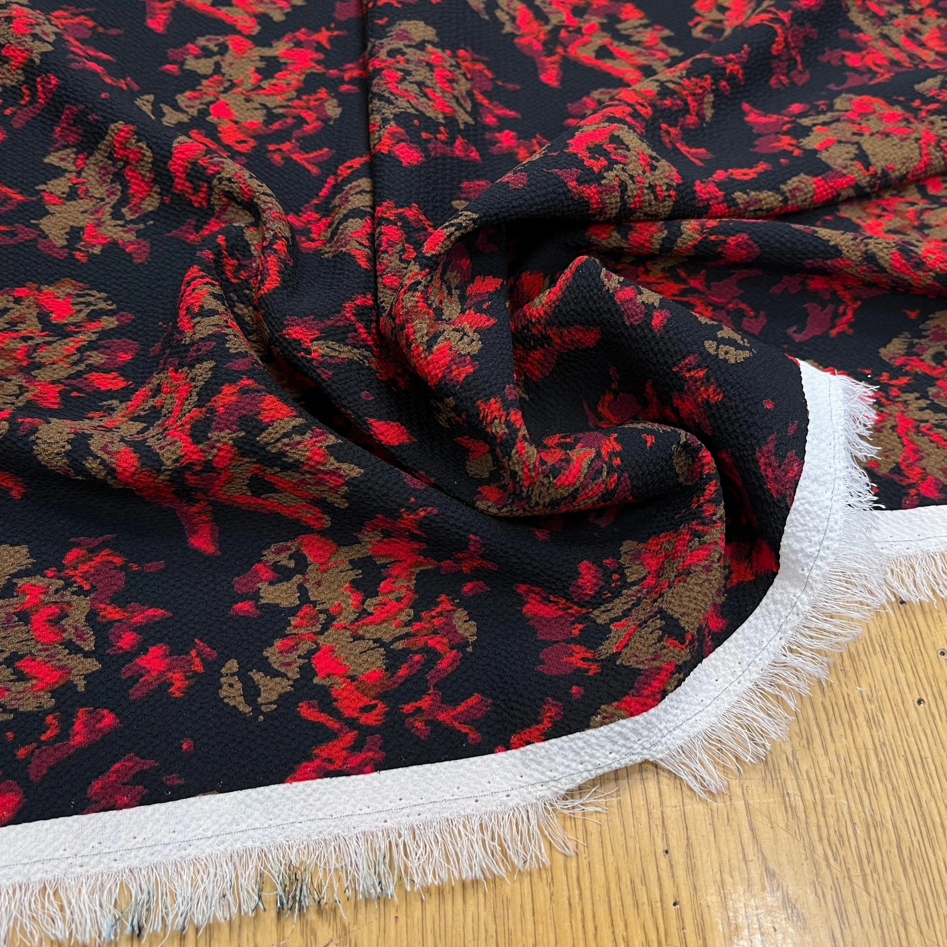 CREPE POLYESTER MOTIF MULTICOLORES SUR FOND NOIR - My Little Coupon