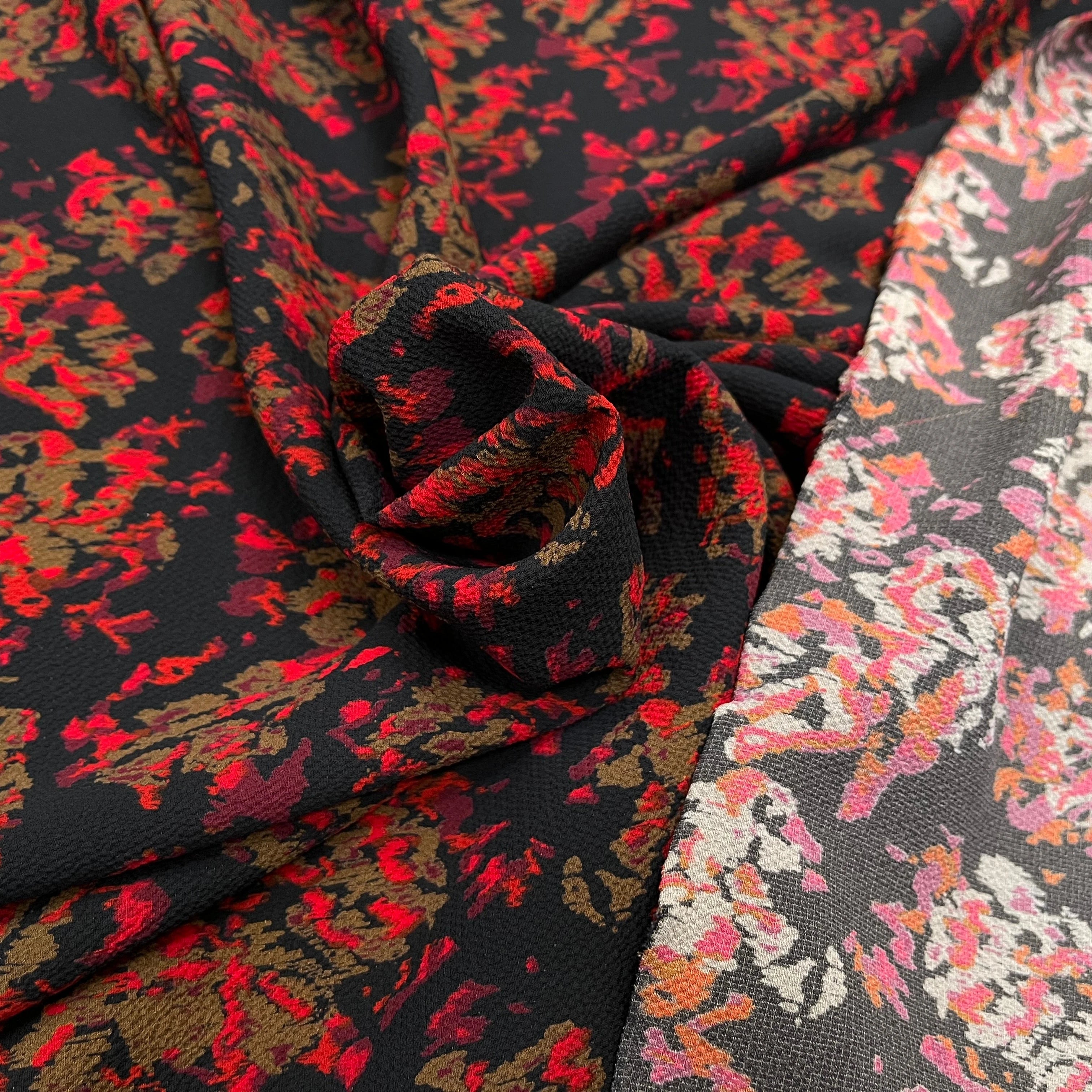 CREPE POLYESTER MOTIF MULTICOLORES SUR FOND NOIR - My Little Coupon