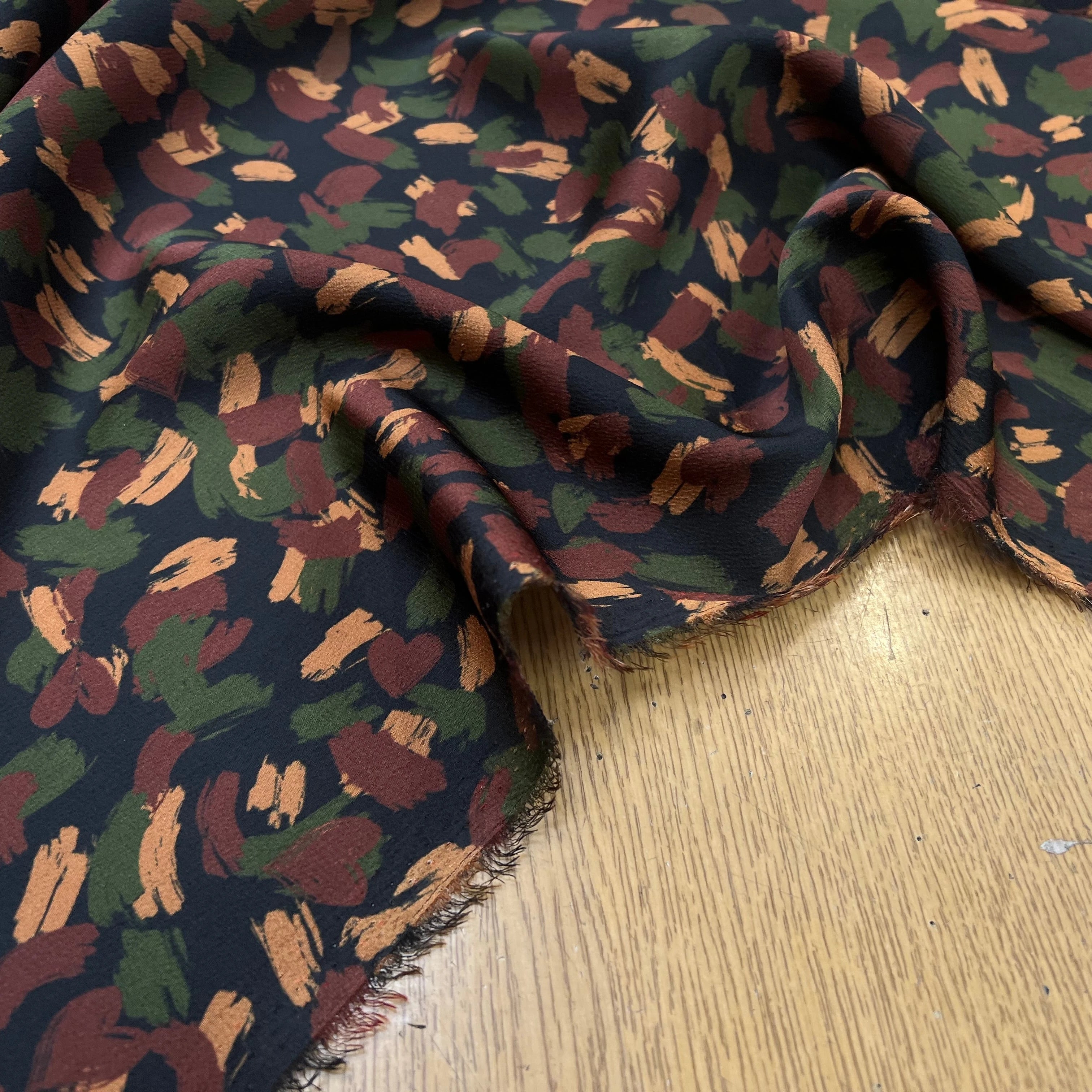 CREPE SATINÉ ARMY PACIFIQUE COEUR MOTIF TACHES - My Little Coupon