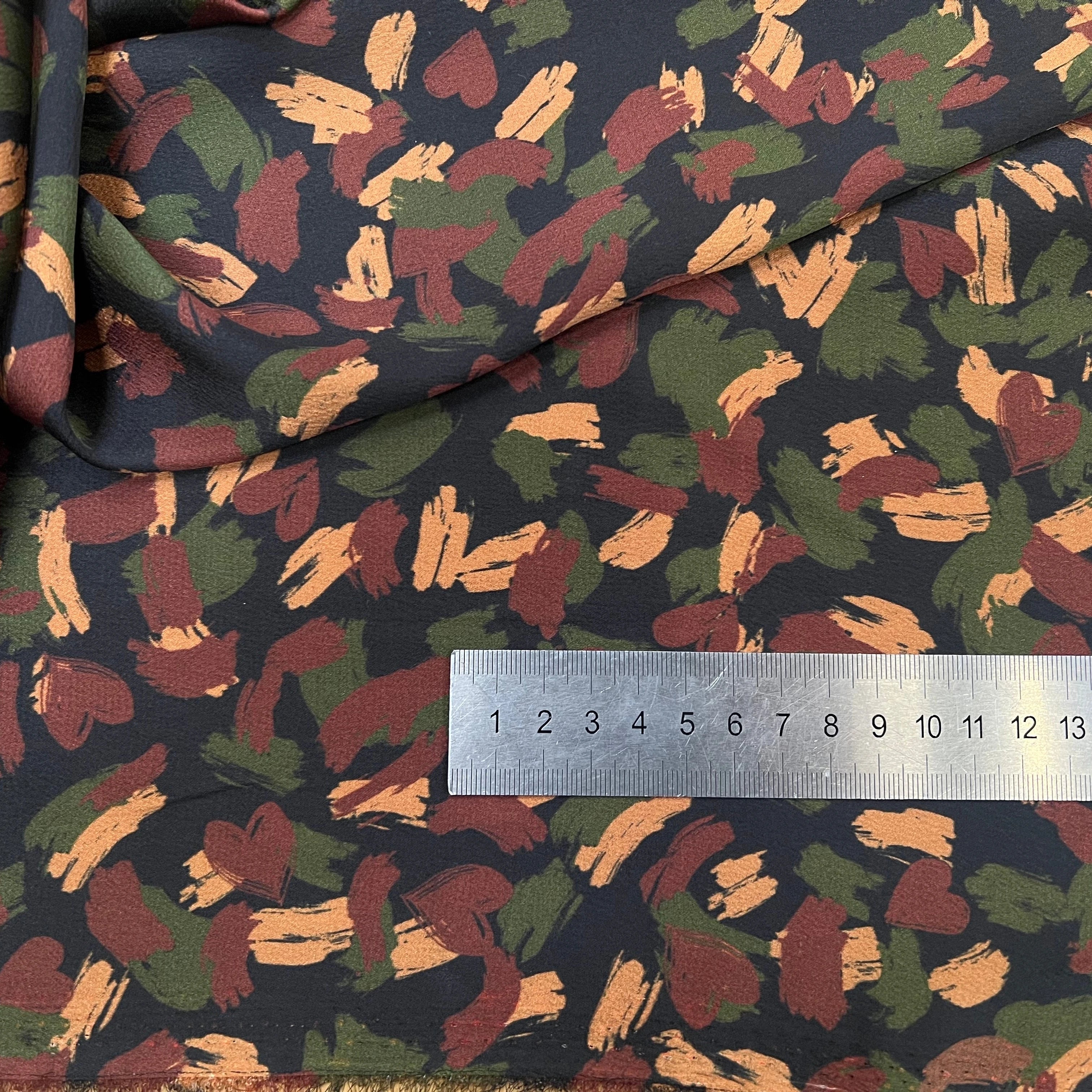 CREPE SATINÉ ARMY PACIFIQUE COEUR MOTIF TACHES - My Little Coupon