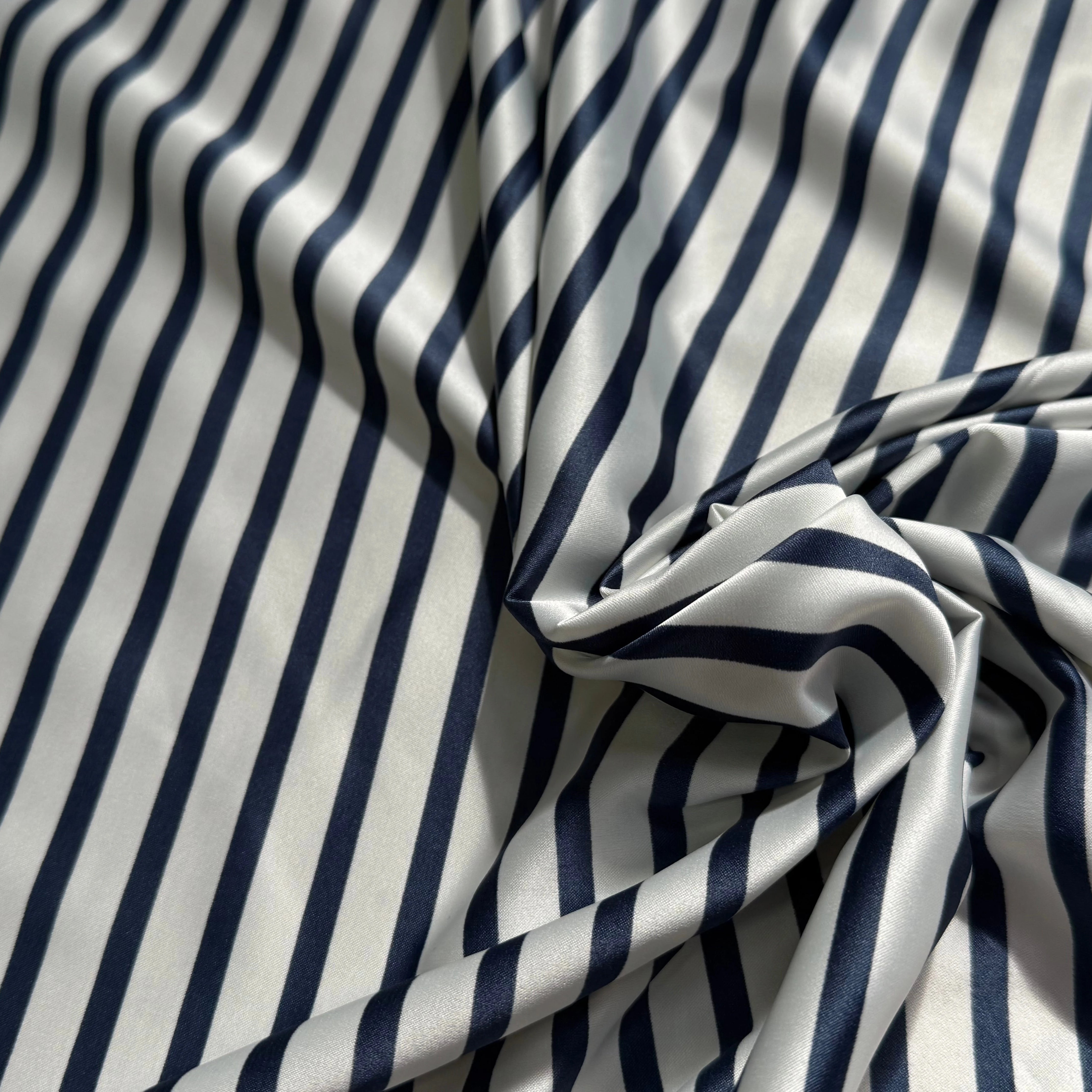 CREPE SATINÉ FLUIDE RAYURES MARRINE ÉCRU STRETCH - My Little Coupon