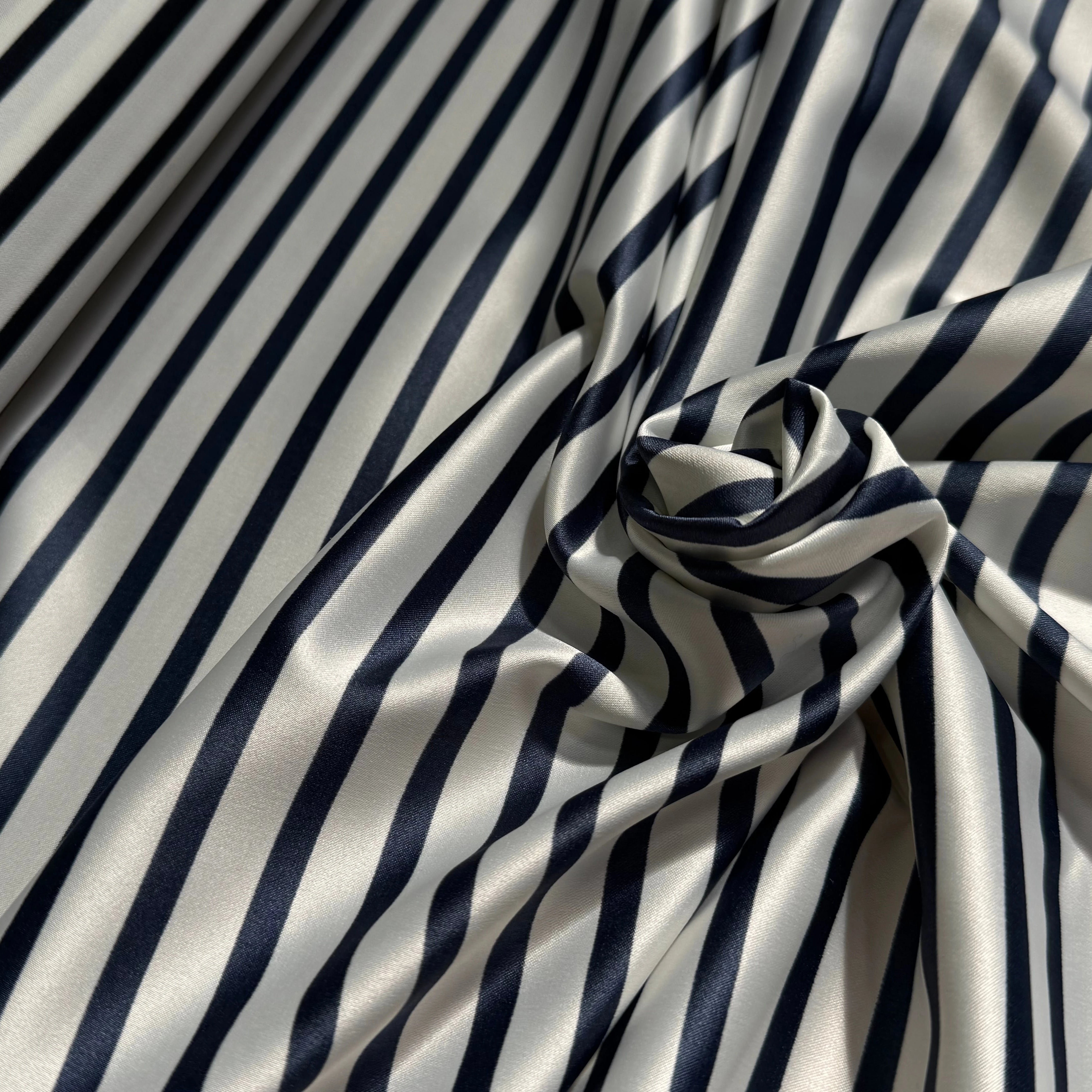CREPE SATINÉ FLUIDE RAYURES MARRINE ÉCRU STRETCH - My Little Coupon