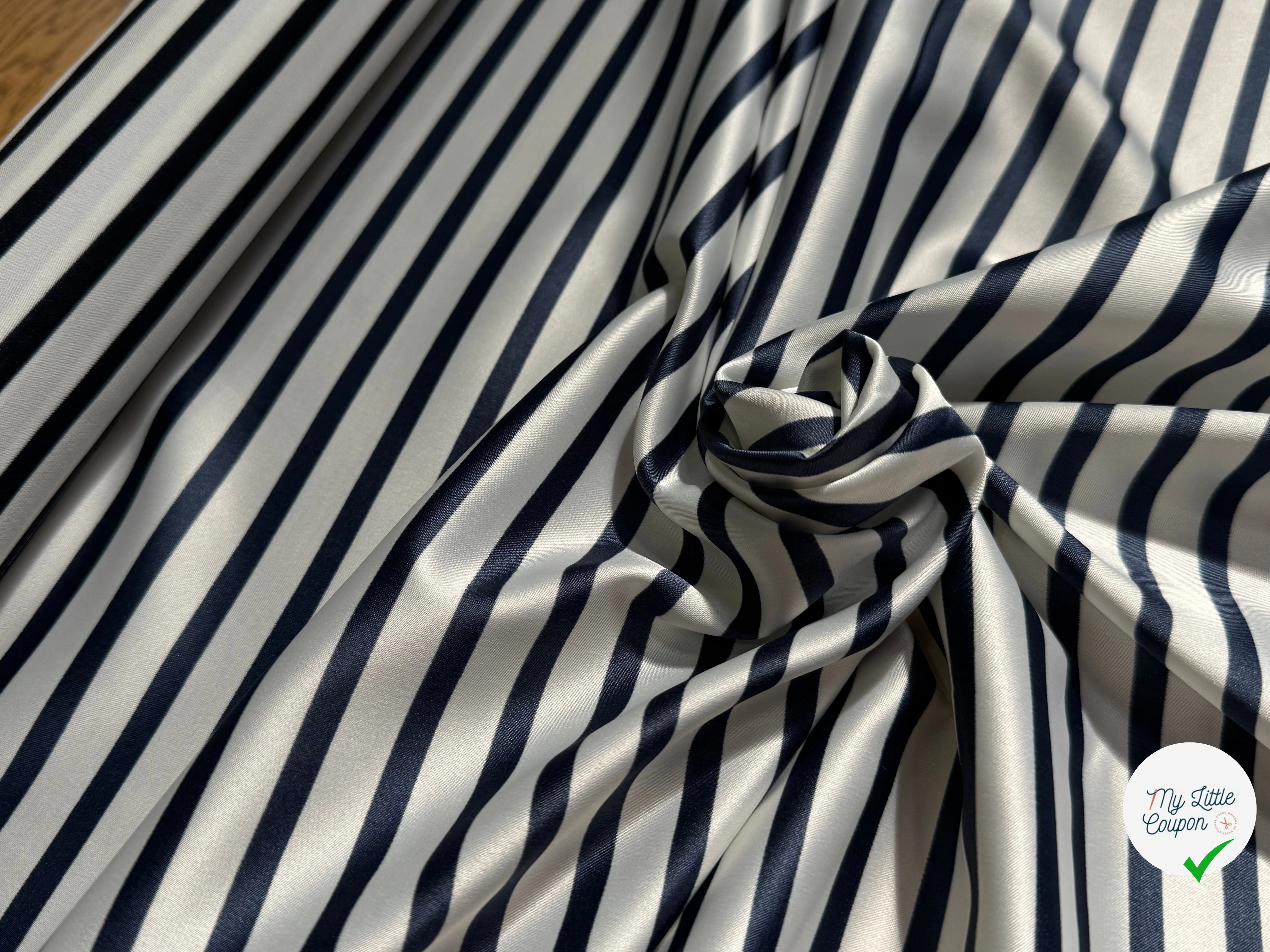 CREPE SATINÉ FLUIDE RAYURES MARRINE ÉCRU STRETCH - My Little Coupon