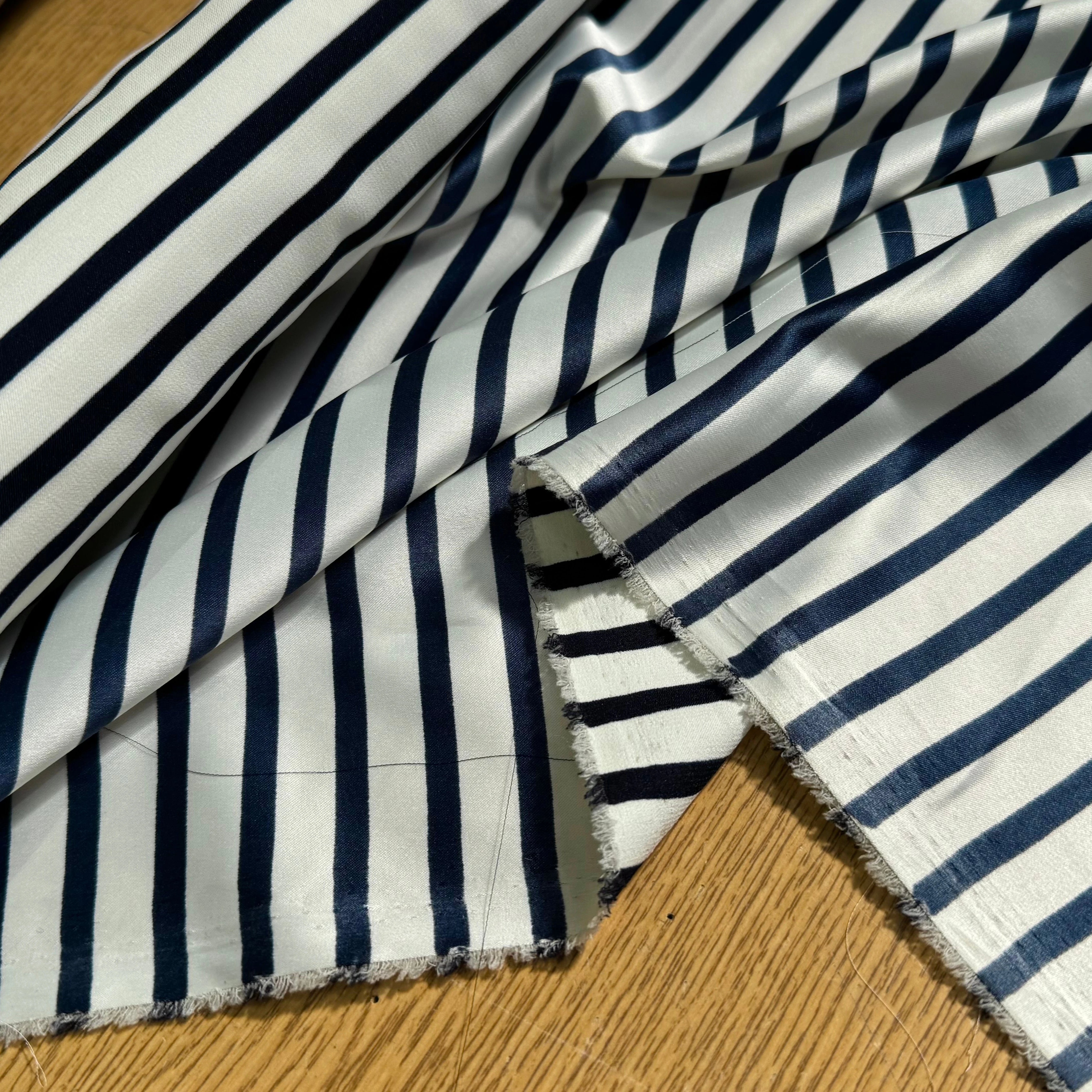 CREPE SATINÉ FLUIDE RAYURES MARRINE ÉCRU STRETCH - My Little Coupon