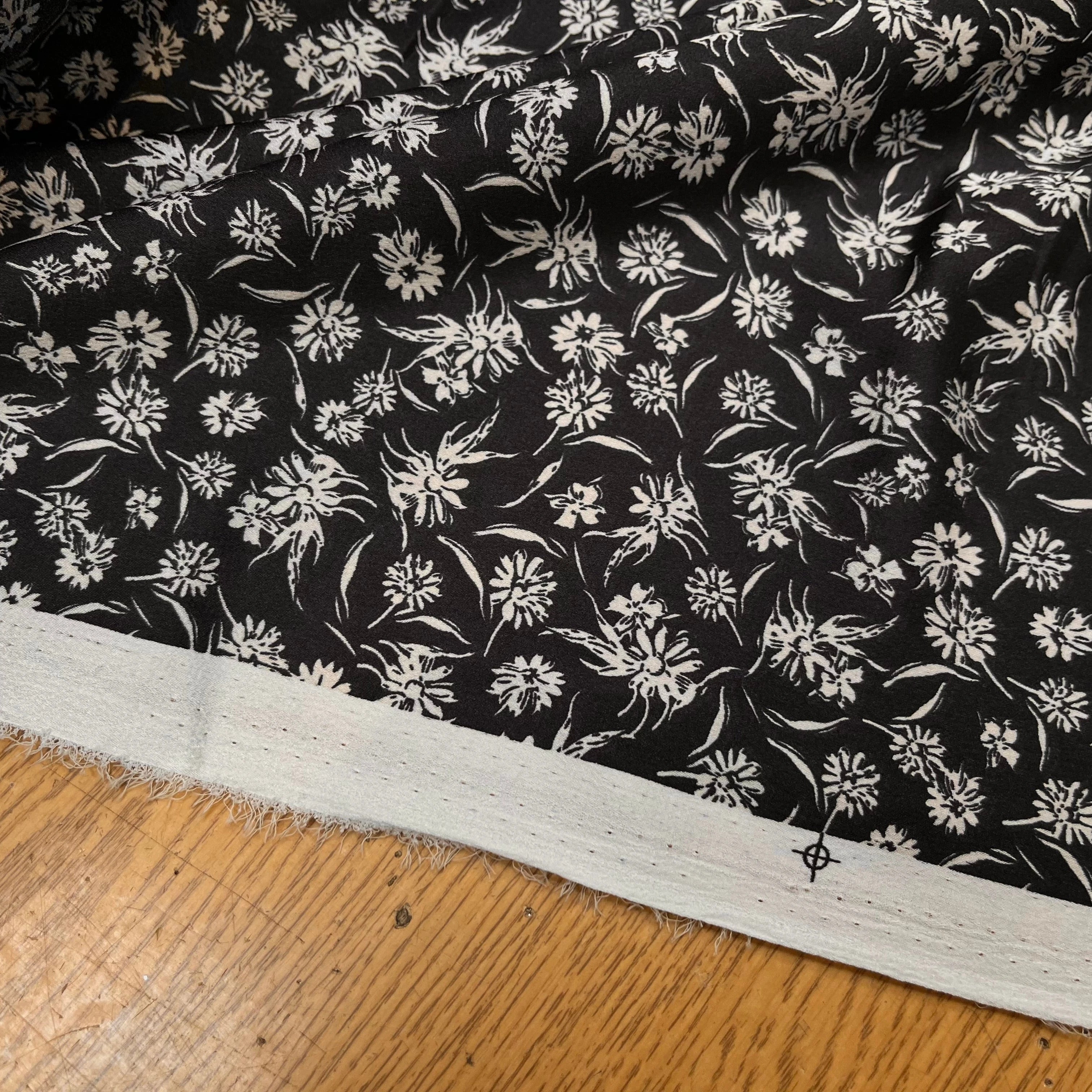 CREPE SATINÉ FOND NOIR PETITE FLEUR BEIGE FLUIDE - My Little Coupon