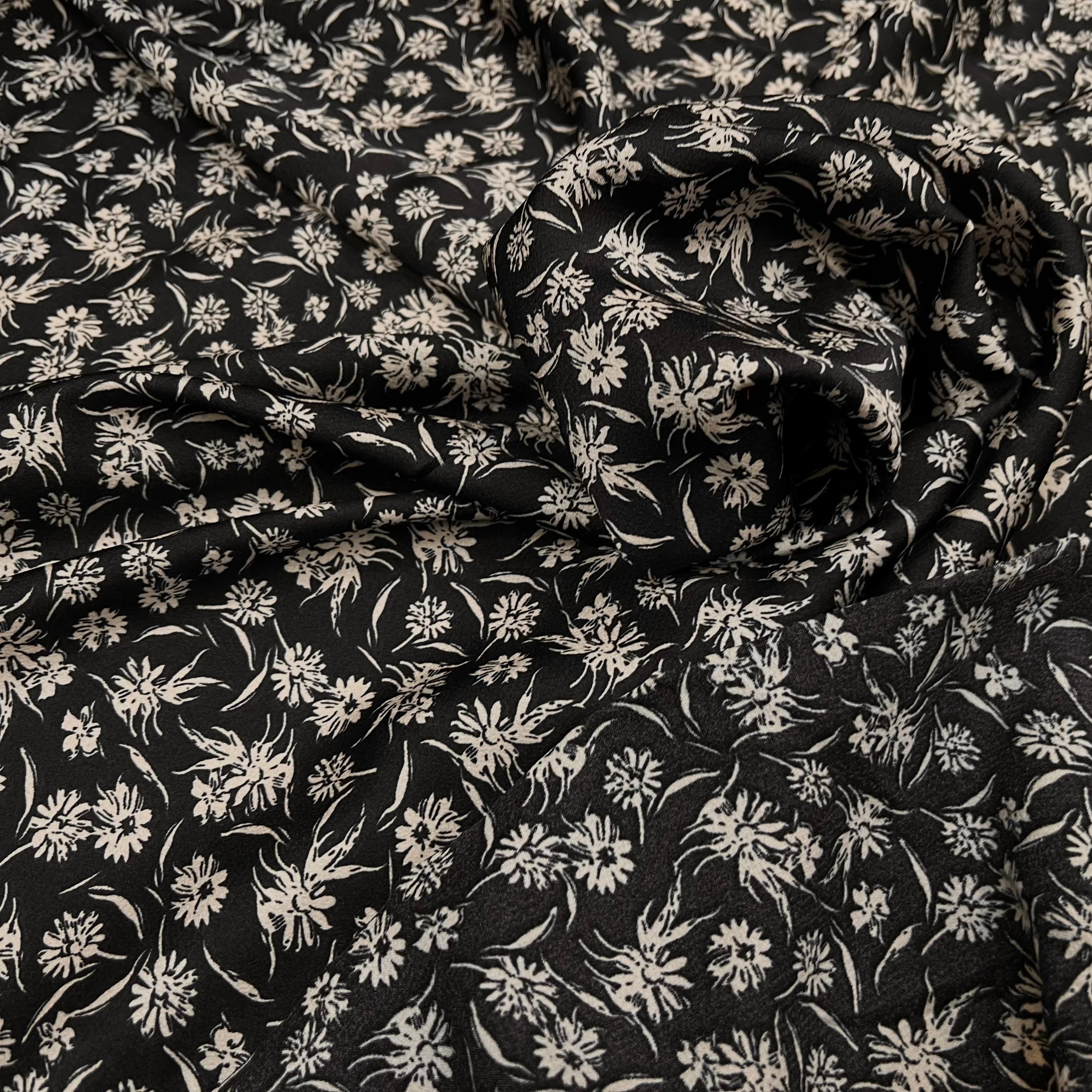 CREPE SATINÉ FOND NOIR PETITE FLEUR BEIGE FLUIDE - My Little Coupon