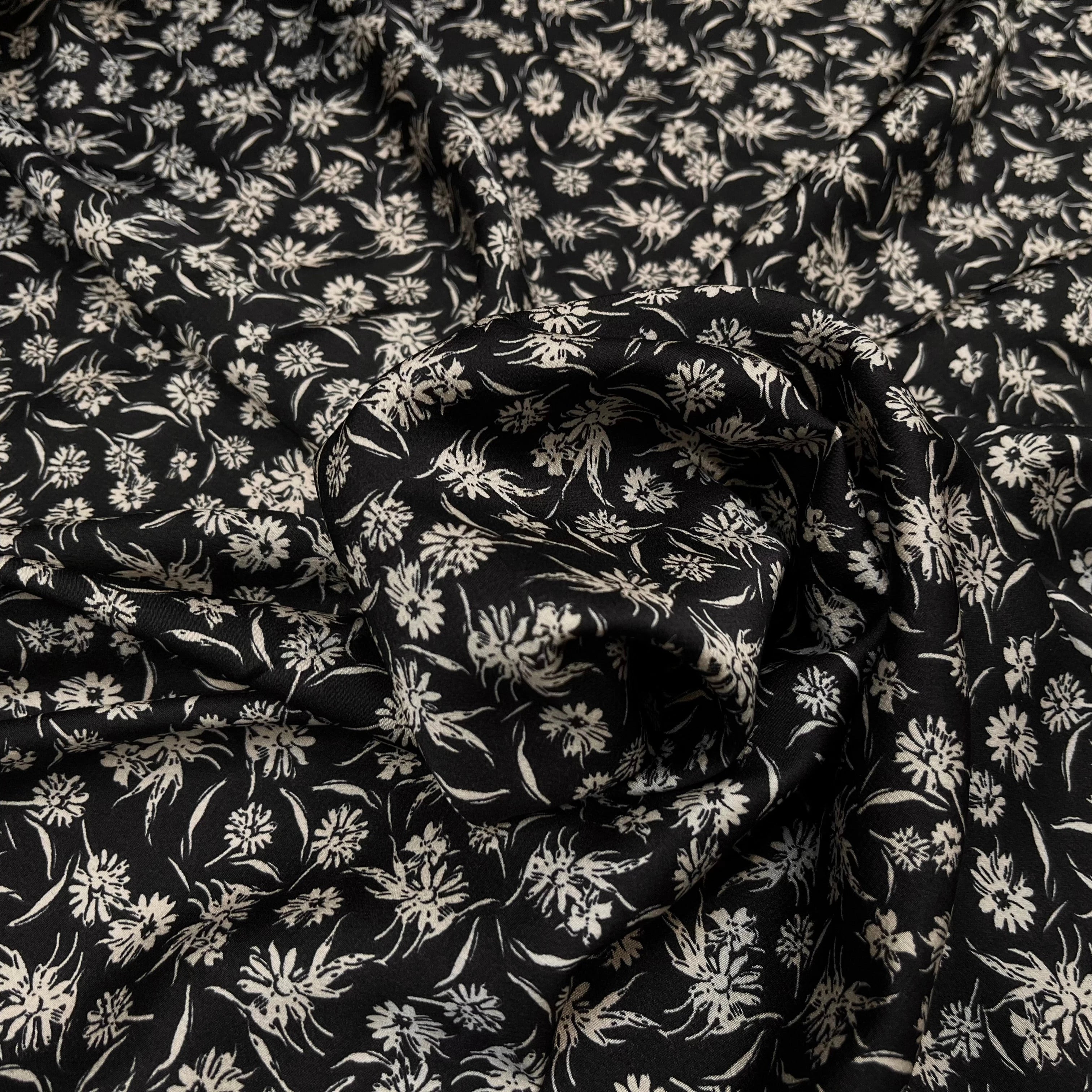 CREPE SATINÉ FOND NOIR PETITE FLEUR BEIGE FLUIDE - My Little Coupon