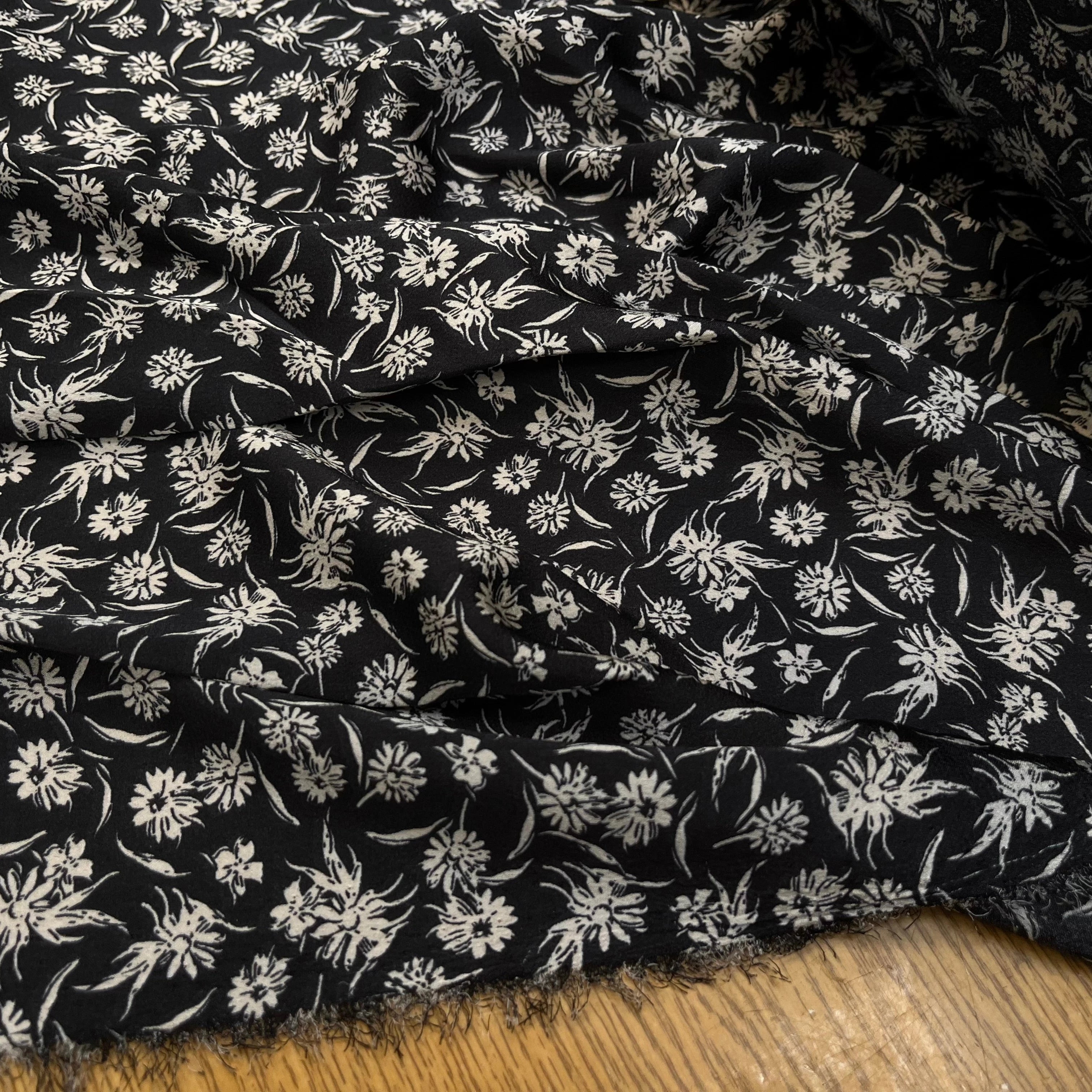 CREPE SATINÉ FOND NOIR PETITE FLEUR BEIGE FLUIDE - My Little Coupon