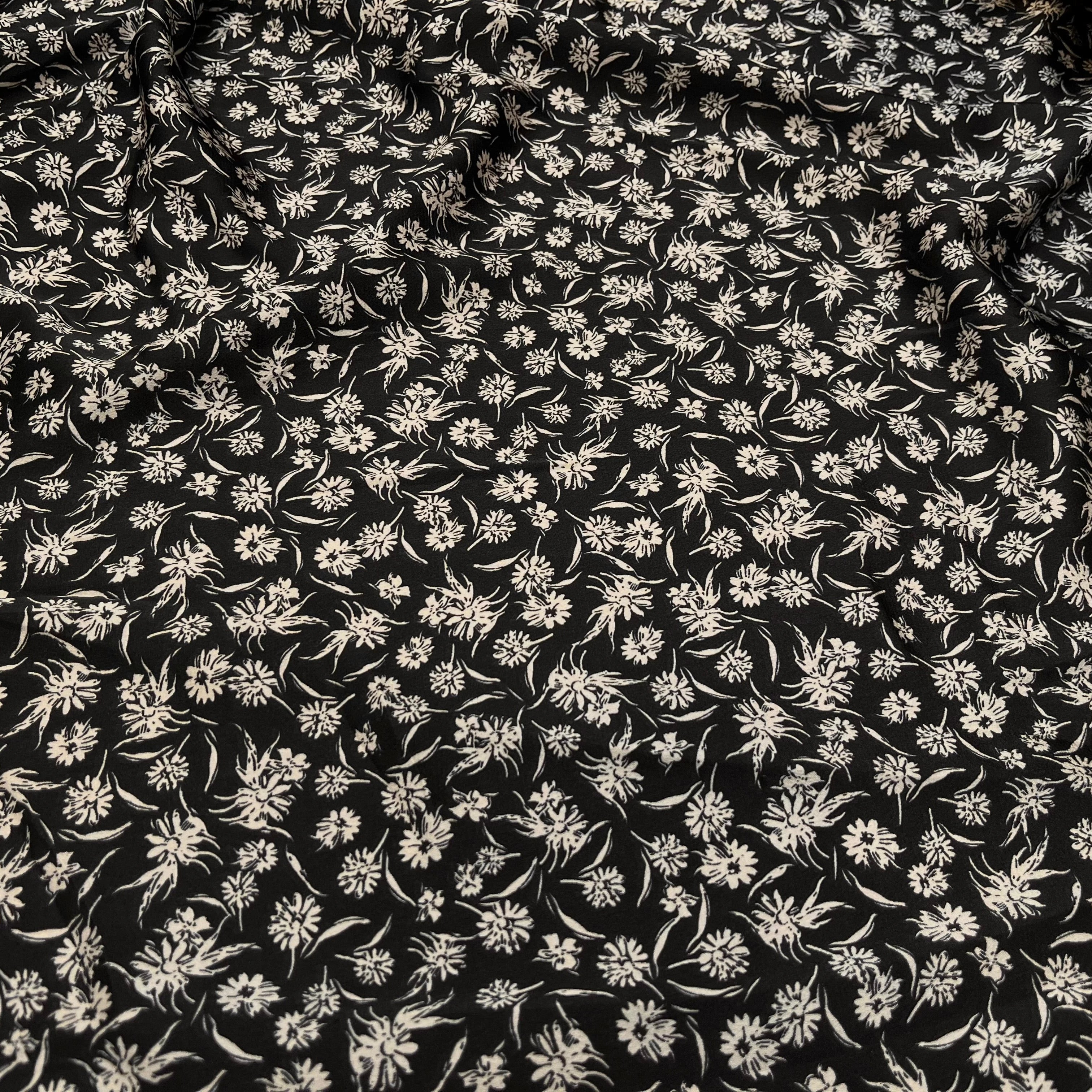 CREPE SATINÉ FOND NOIR PETITE FLEUR BEIGE FLUIDE - My Little Coupon