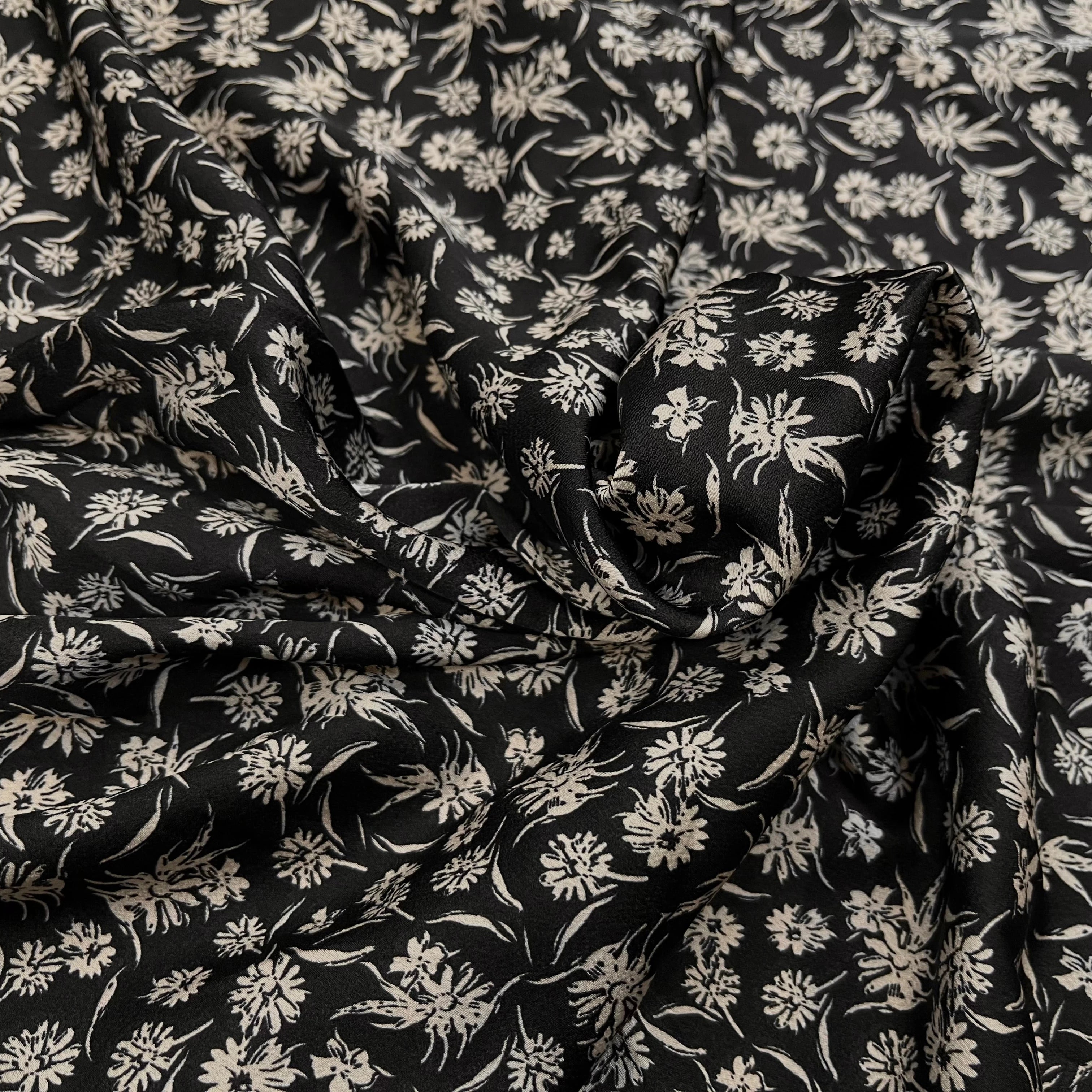 CREPE SATINÉ FOND NOIR PETITE FLEUR BEIGE FLUIDE - My Little Coupon