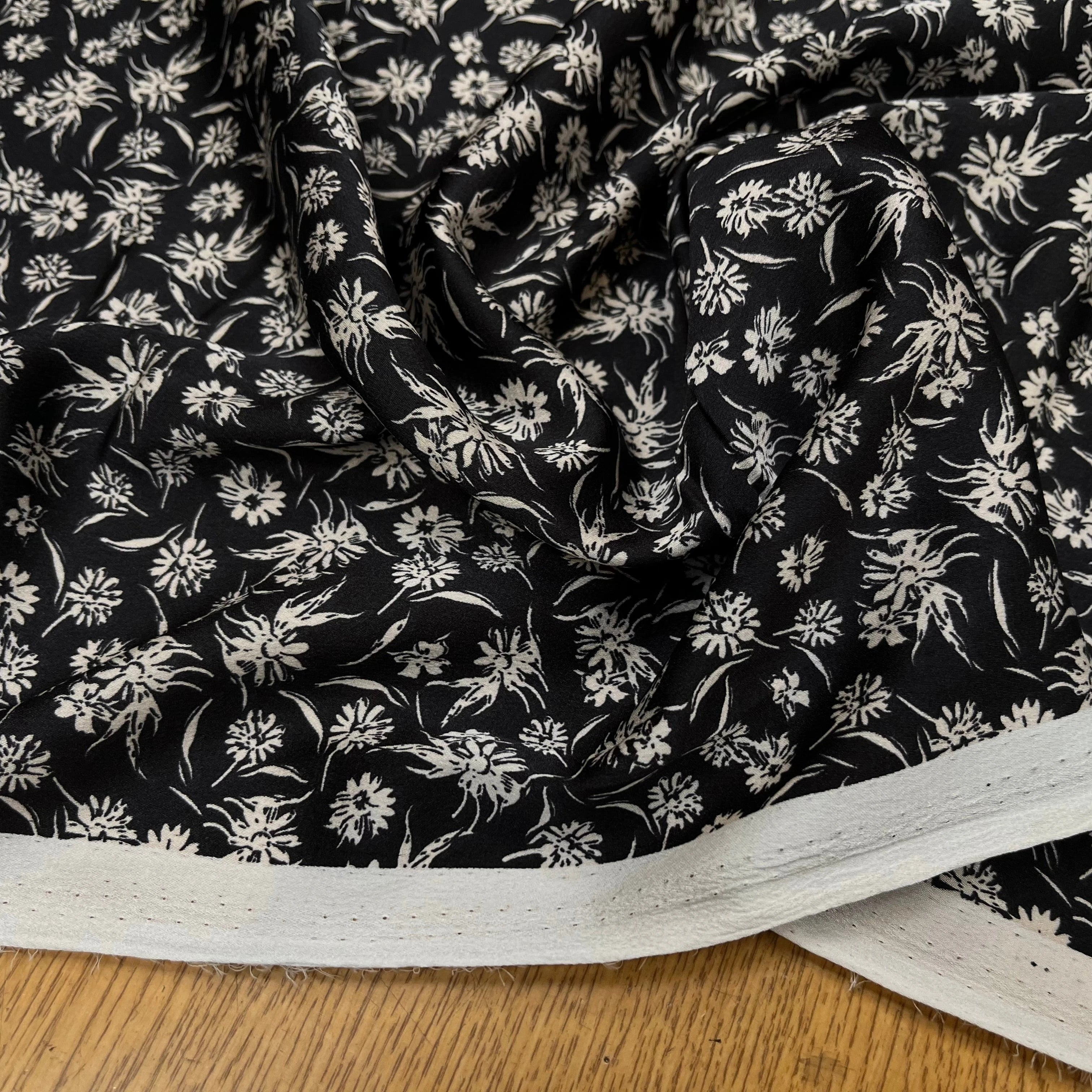 CREPE SATINÉ FOND NOIR PETITE FLEUR BEIGE FLUIDE - My Little Coupon