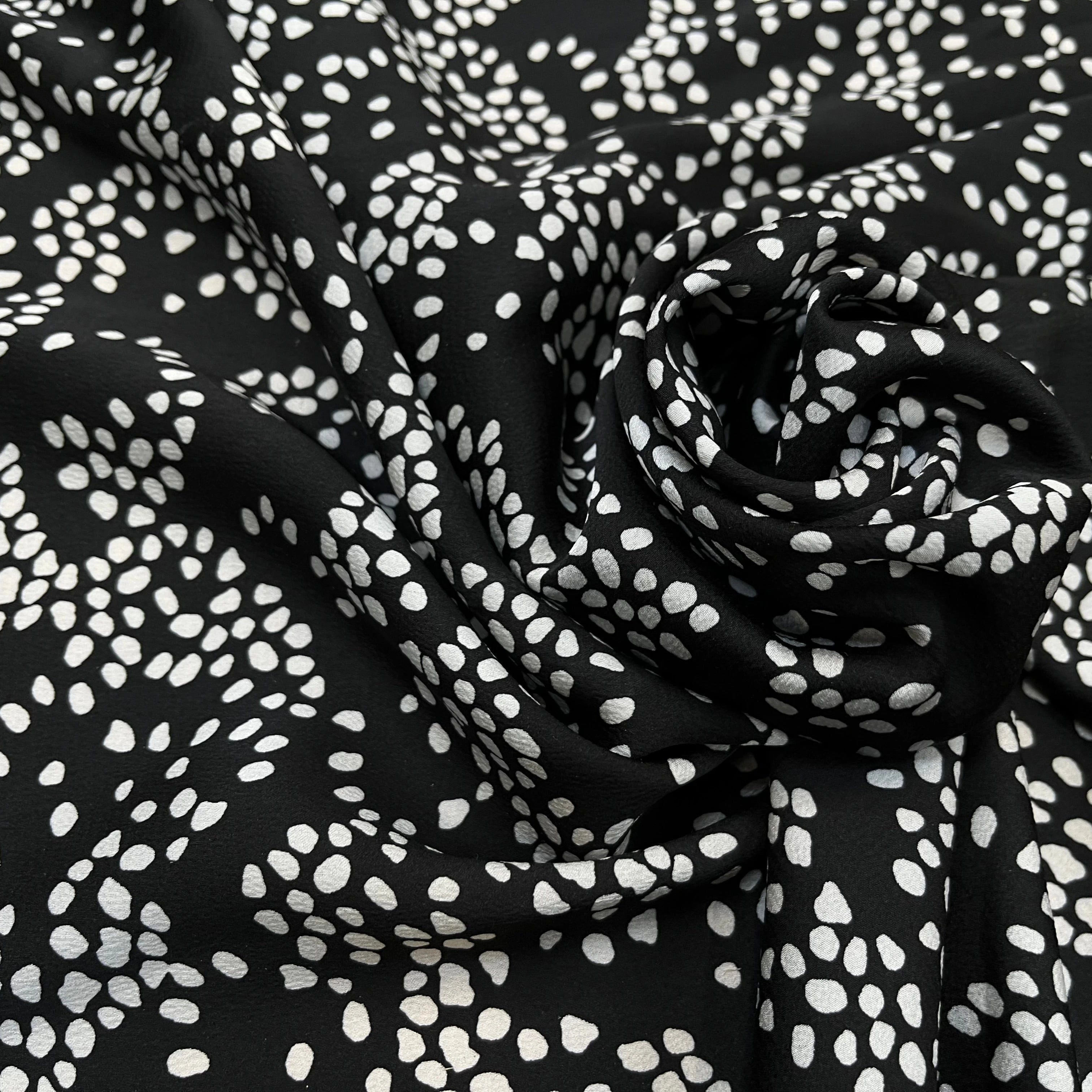 CREPE SATINÉ FOND NOIR POIS BLANC - My Little Coupon