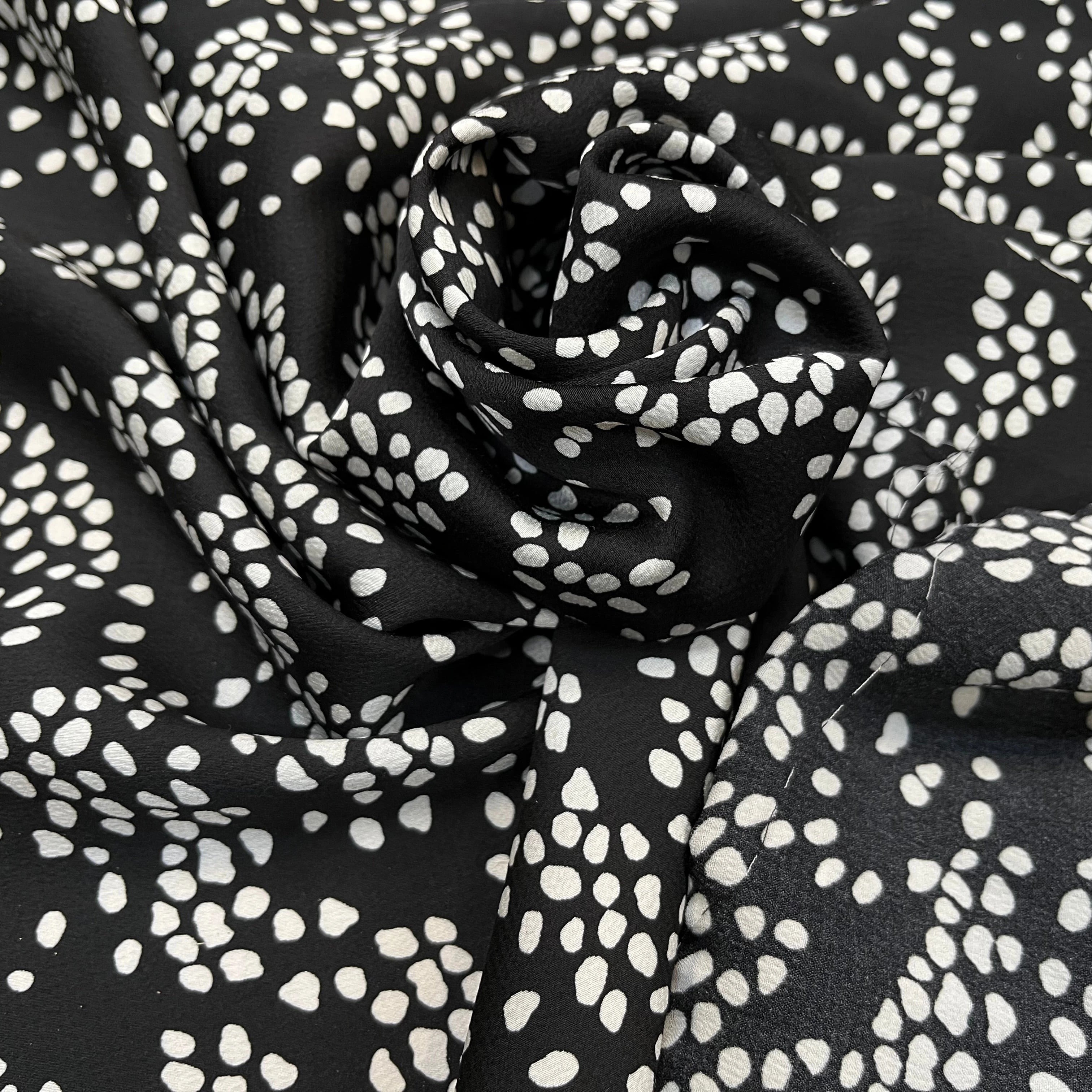 CREPE SATINÉ FOND NOIR POIS BLANC - My Little Coupon