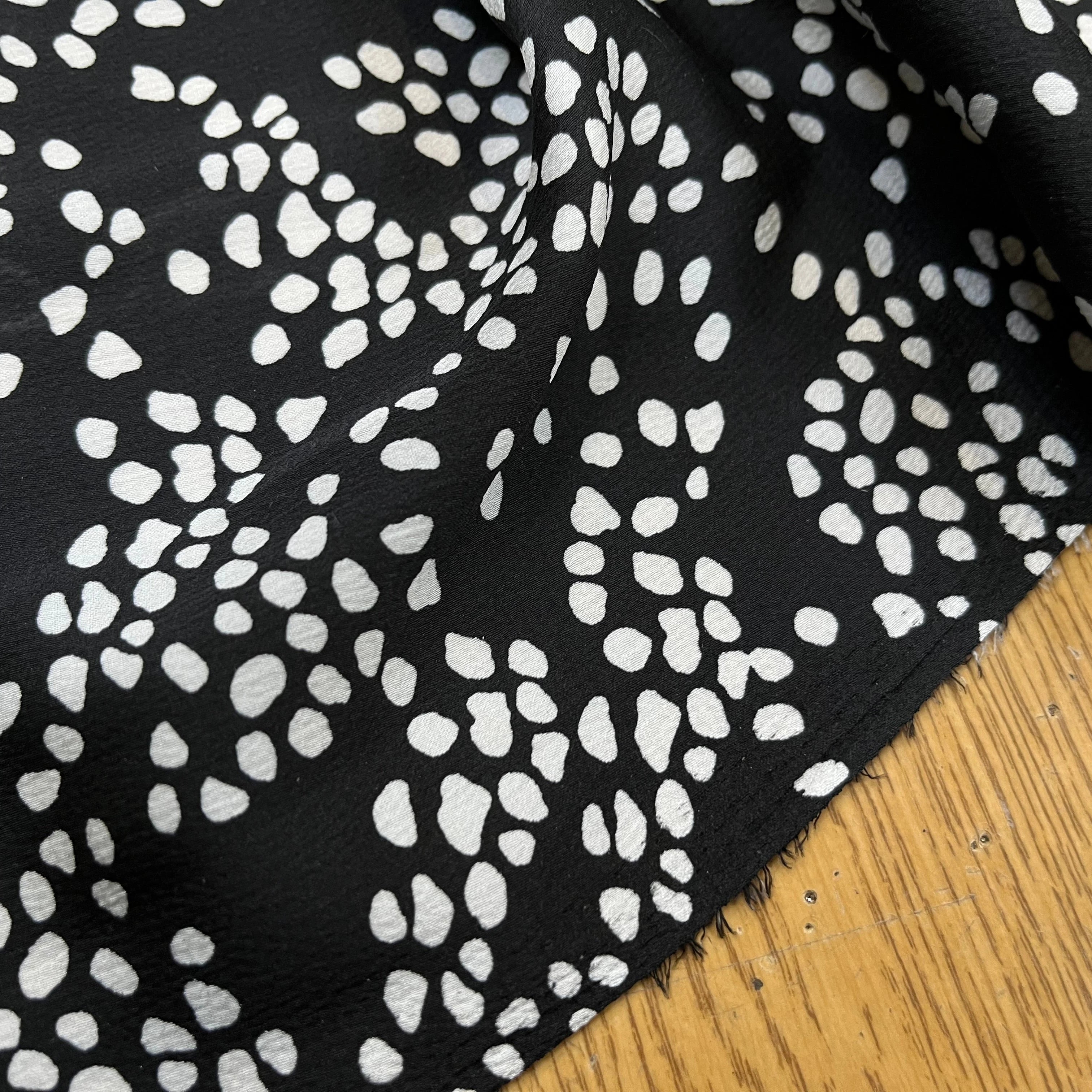 CREPE SATINÉ FOND NOIR POIS BLANC - My Little Coupon