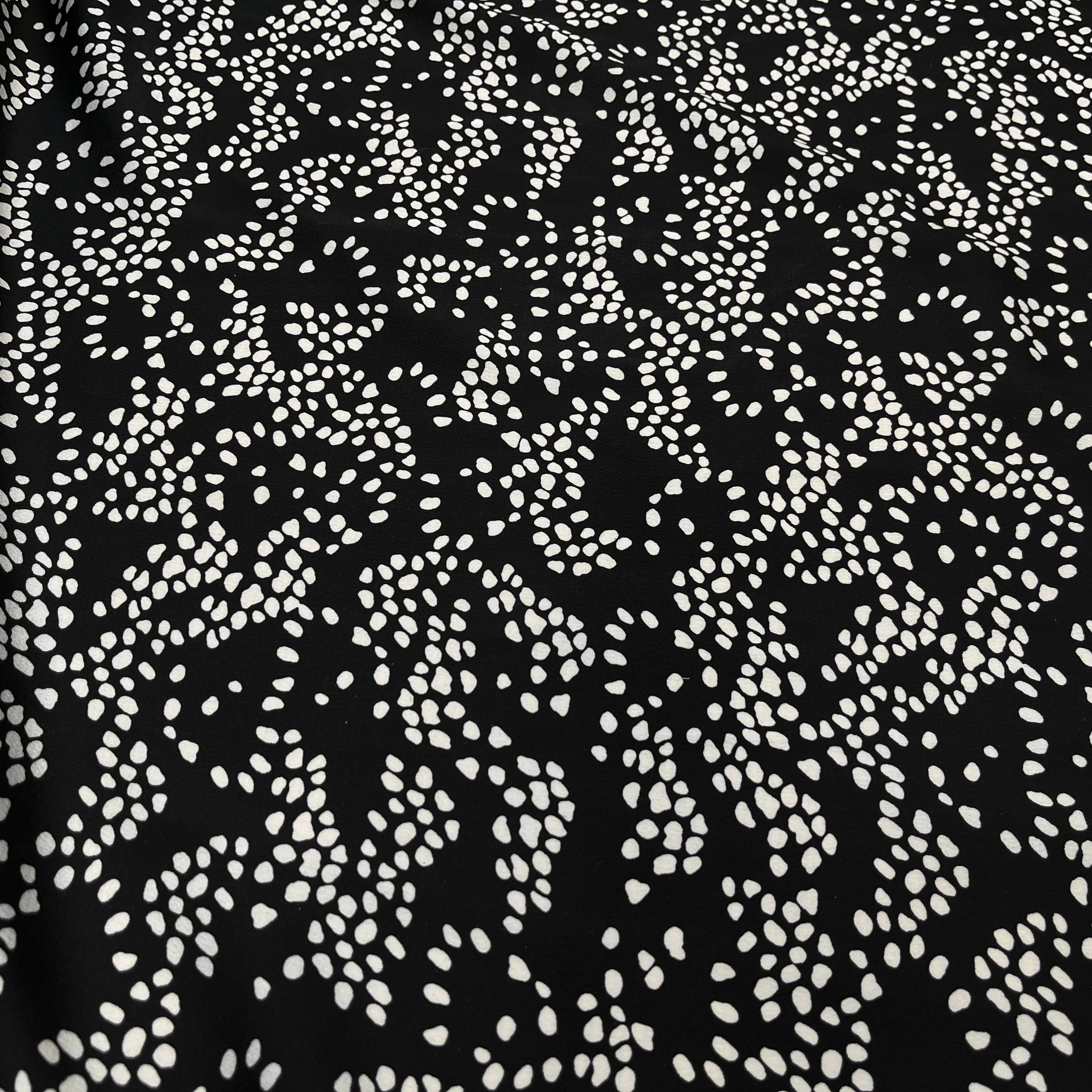 CREPE SATINÉ FOND NOIR POIS BLANC - My Little Coupon