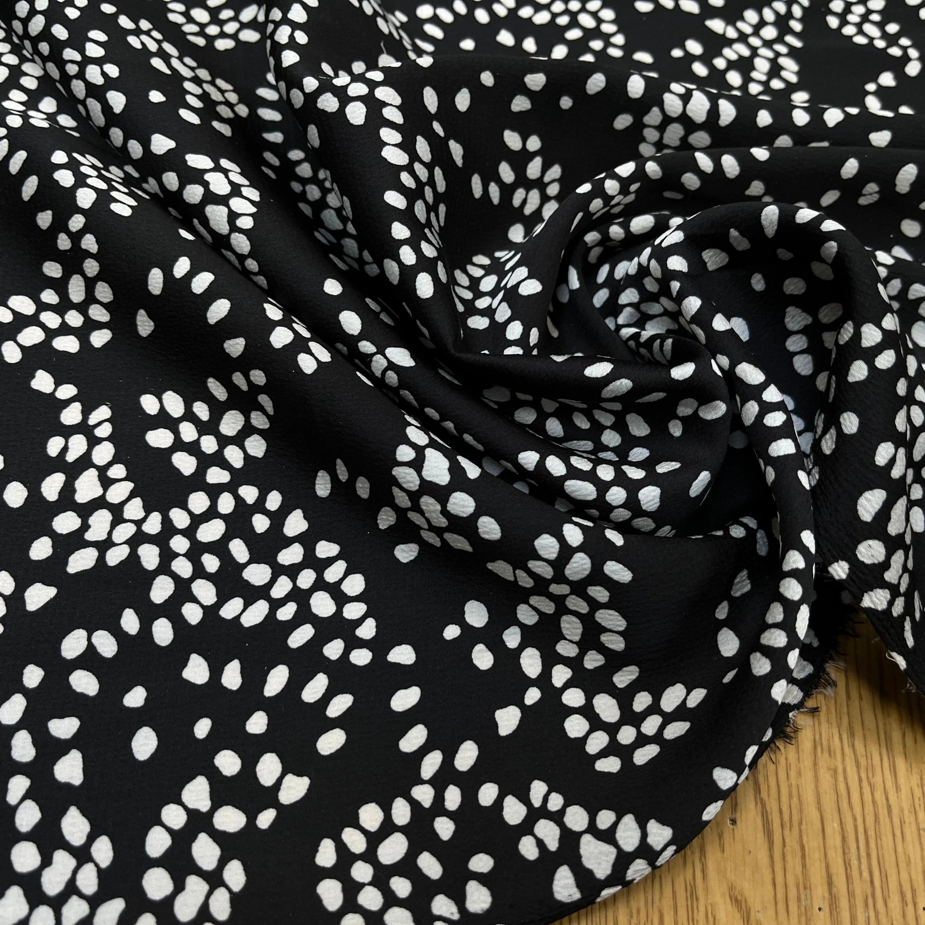 CREPE SATINÉ FOND NOIR POIS BLANC - My Little Coupon