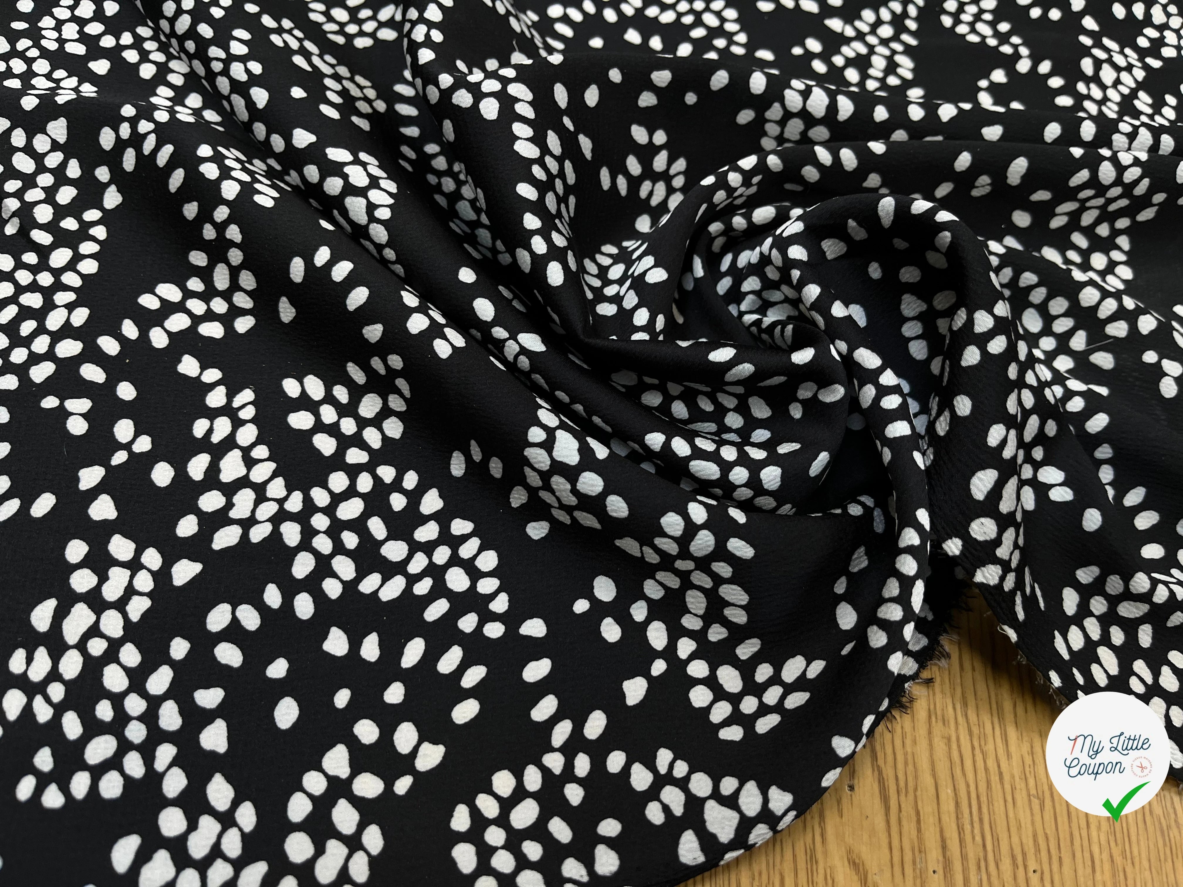 CREPE SATINÉ FOND NOIR POIS BLANC - My Little Coupon
