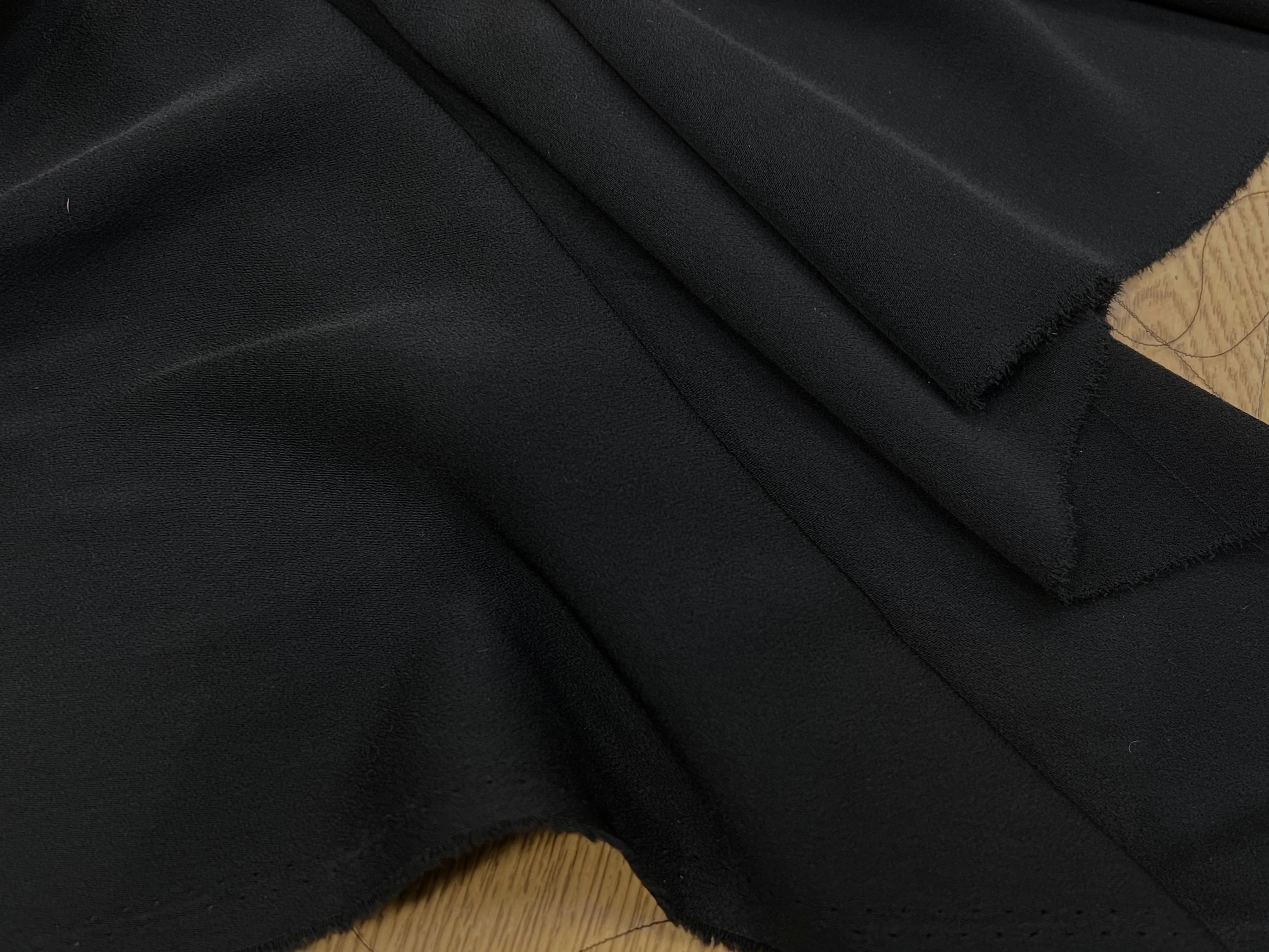 CREPE SATINÉ LOURD FLUIDE NOIR 140CM - My Little Coupon