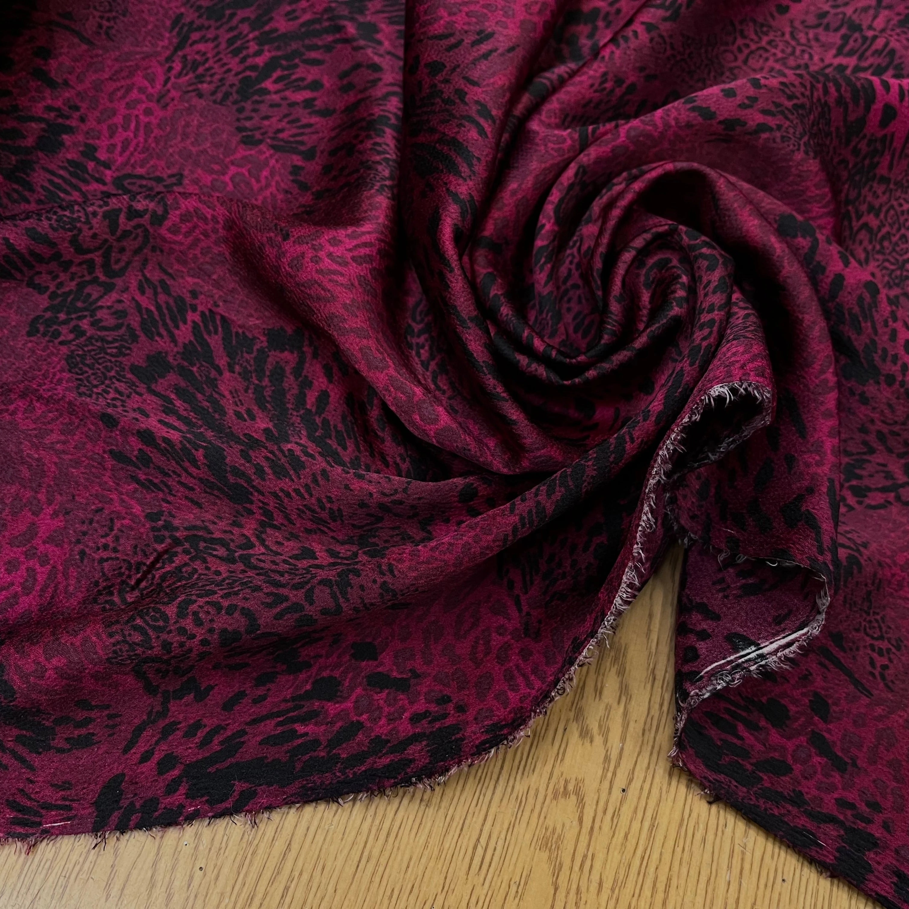 CREPE SATINÉ MOTIF ANIMAL LÉOPARD BORDEAUX - My Little Coupon